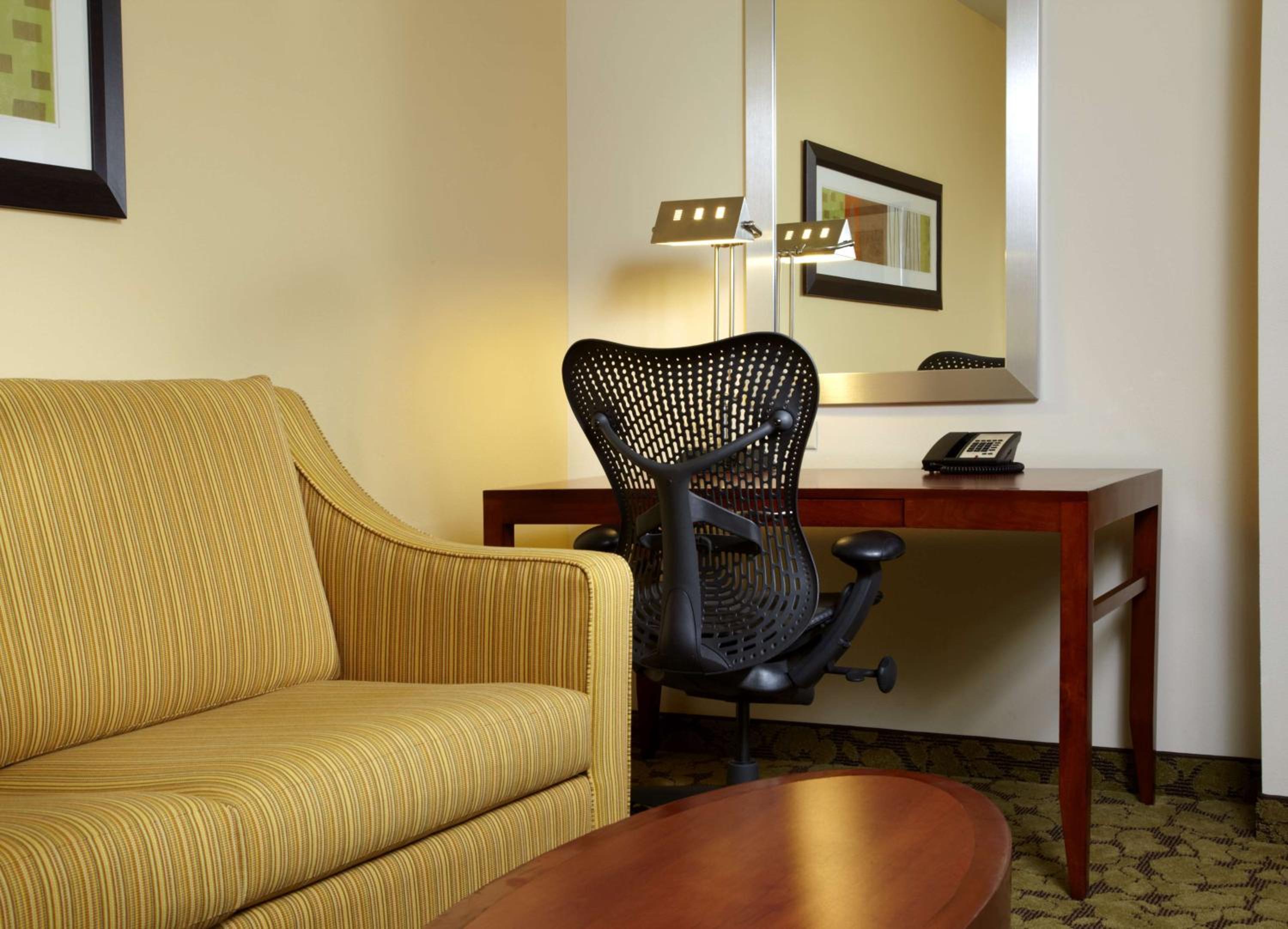 Junior King Suite with Seating Area - Photo 7