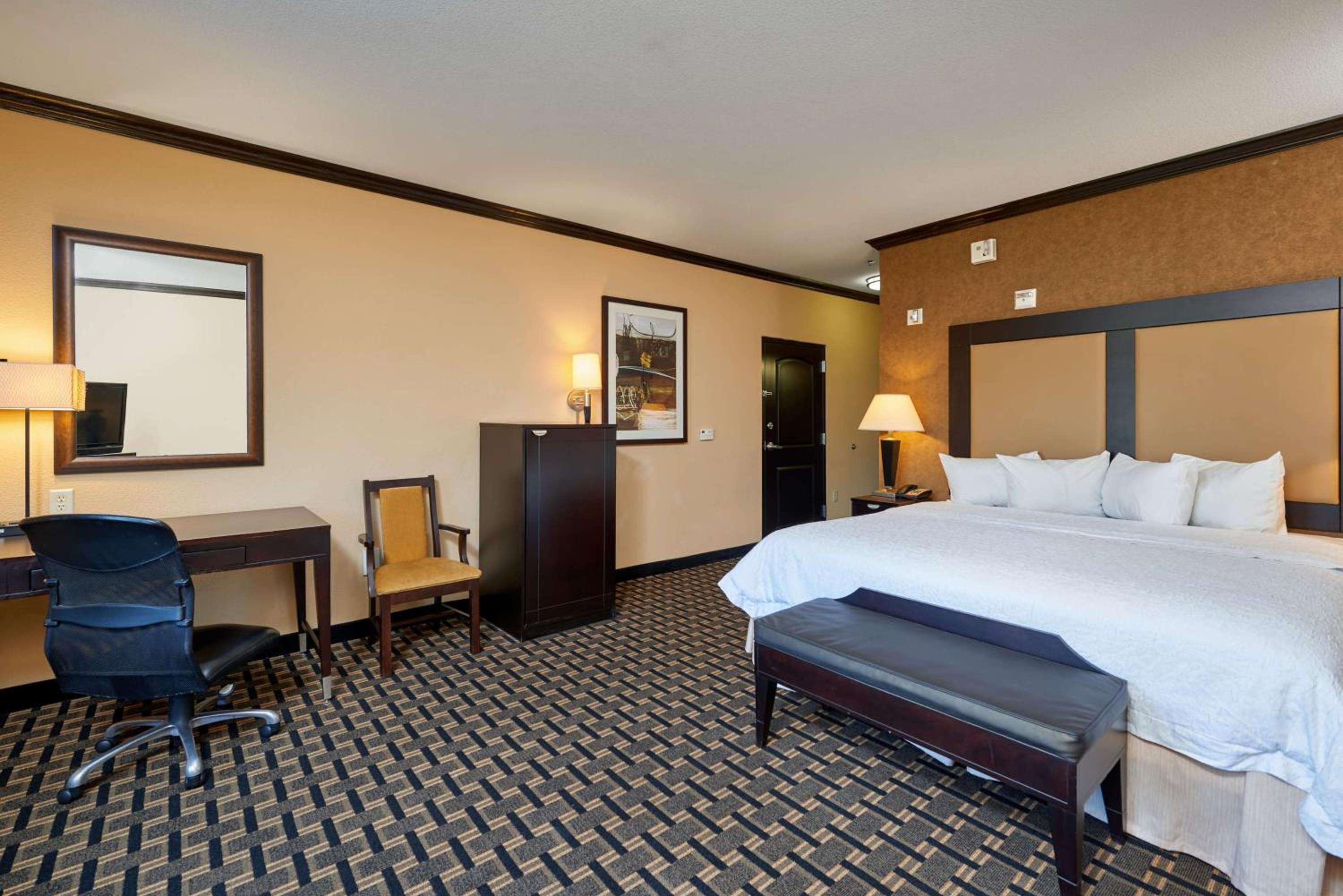 King Room with King Bed - Non-Smoking - Photo 1