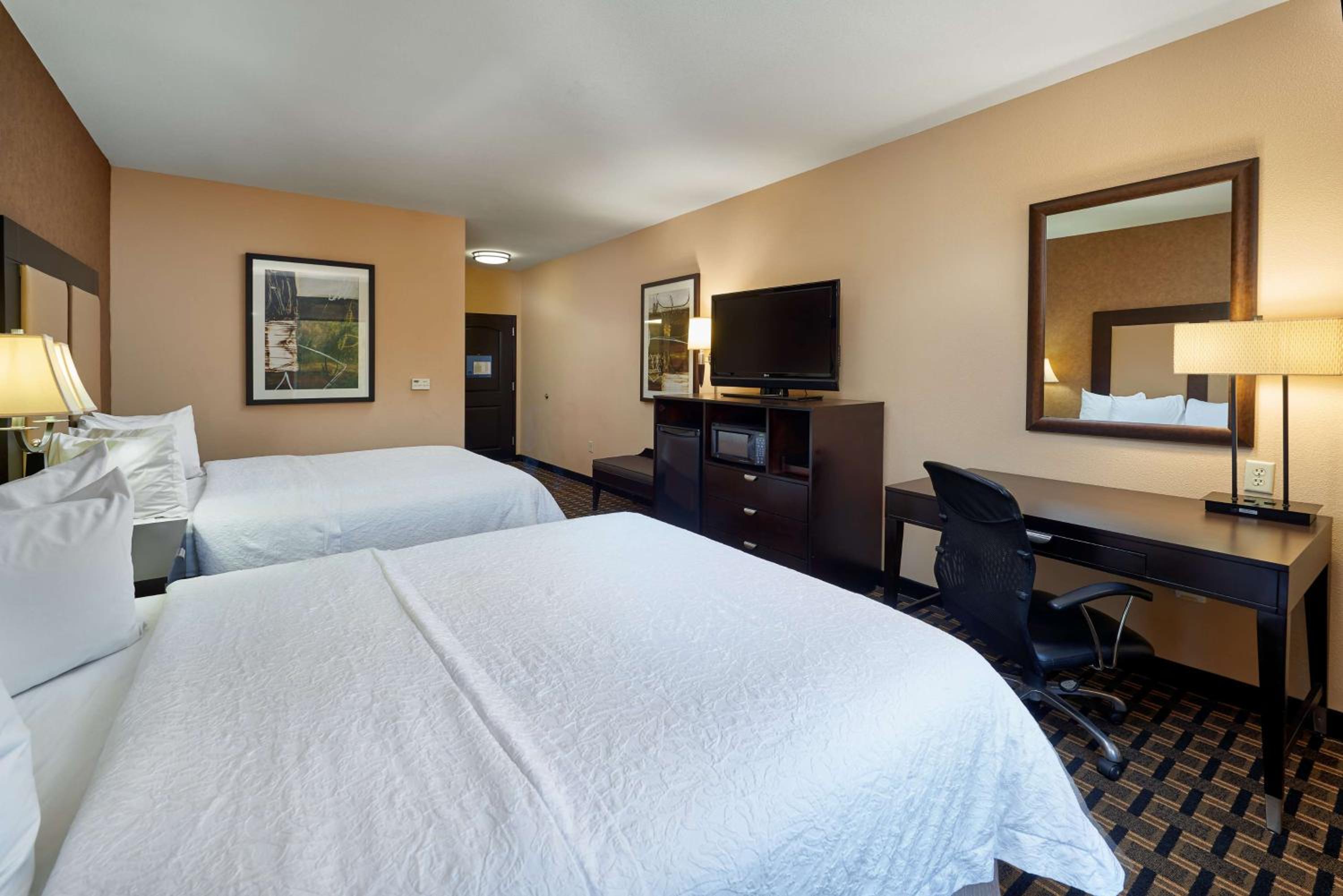 Room with Two Queen Beds - Non-Smoking - Photo 2