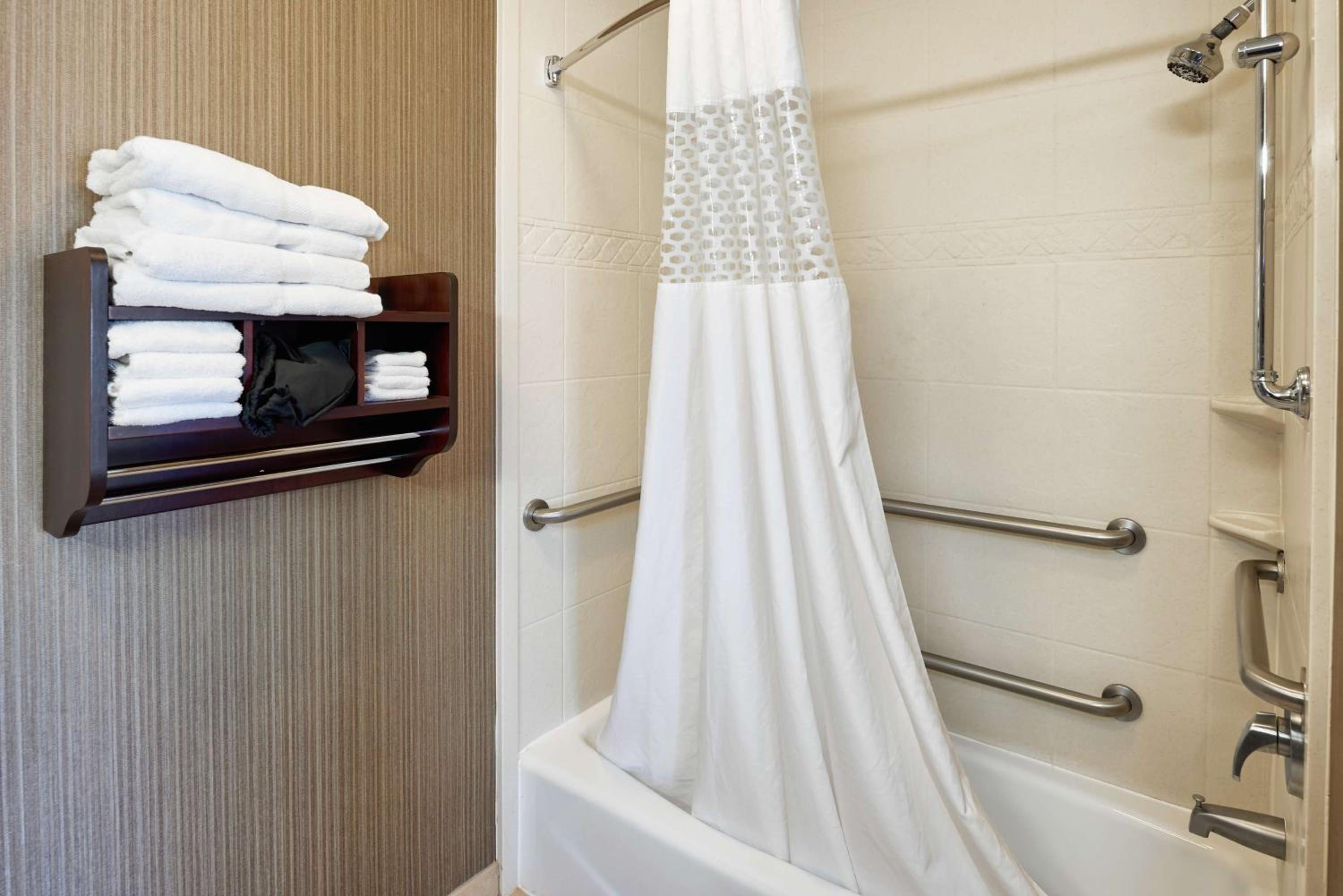 King Room with Accessible Tub - Mobility and Hearing Access/Non-Smoking - Photo 2