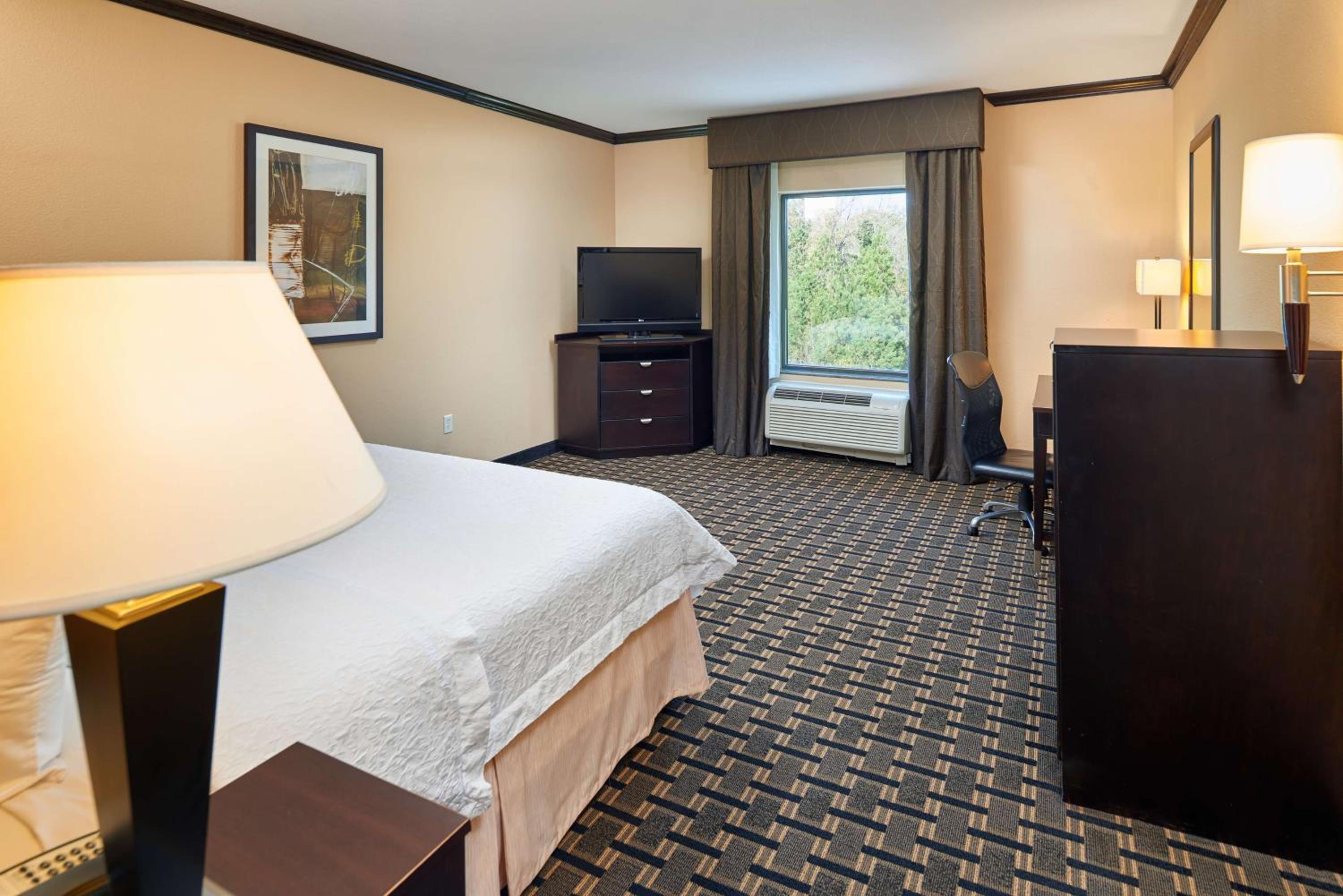 King Room with King Bed - Non-Smoking - Photo 2