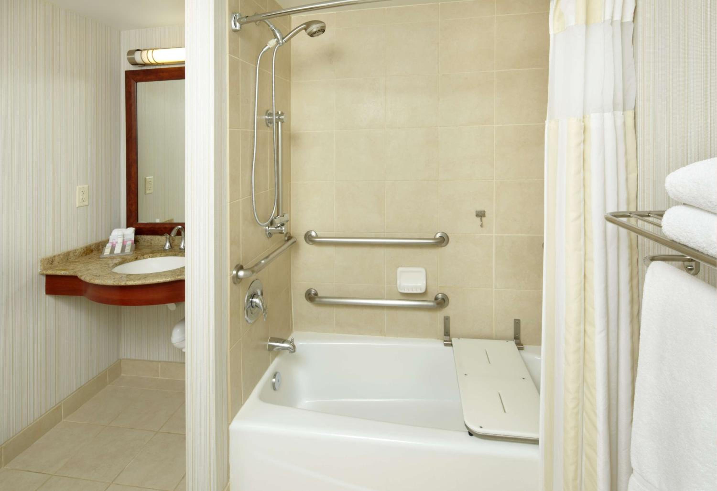Queen Room with Two Queen Beds - Hearing Disability Access/Non-Smoking - Photo 15