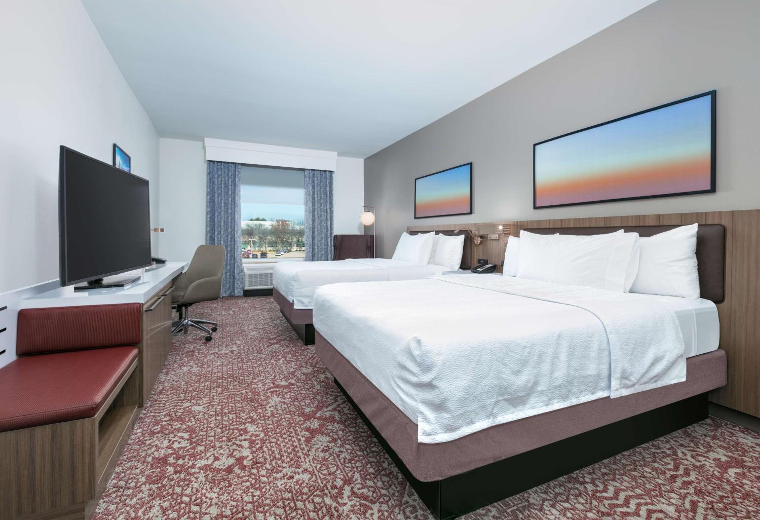 Queen Room with Two Queen Beds - Photo 4