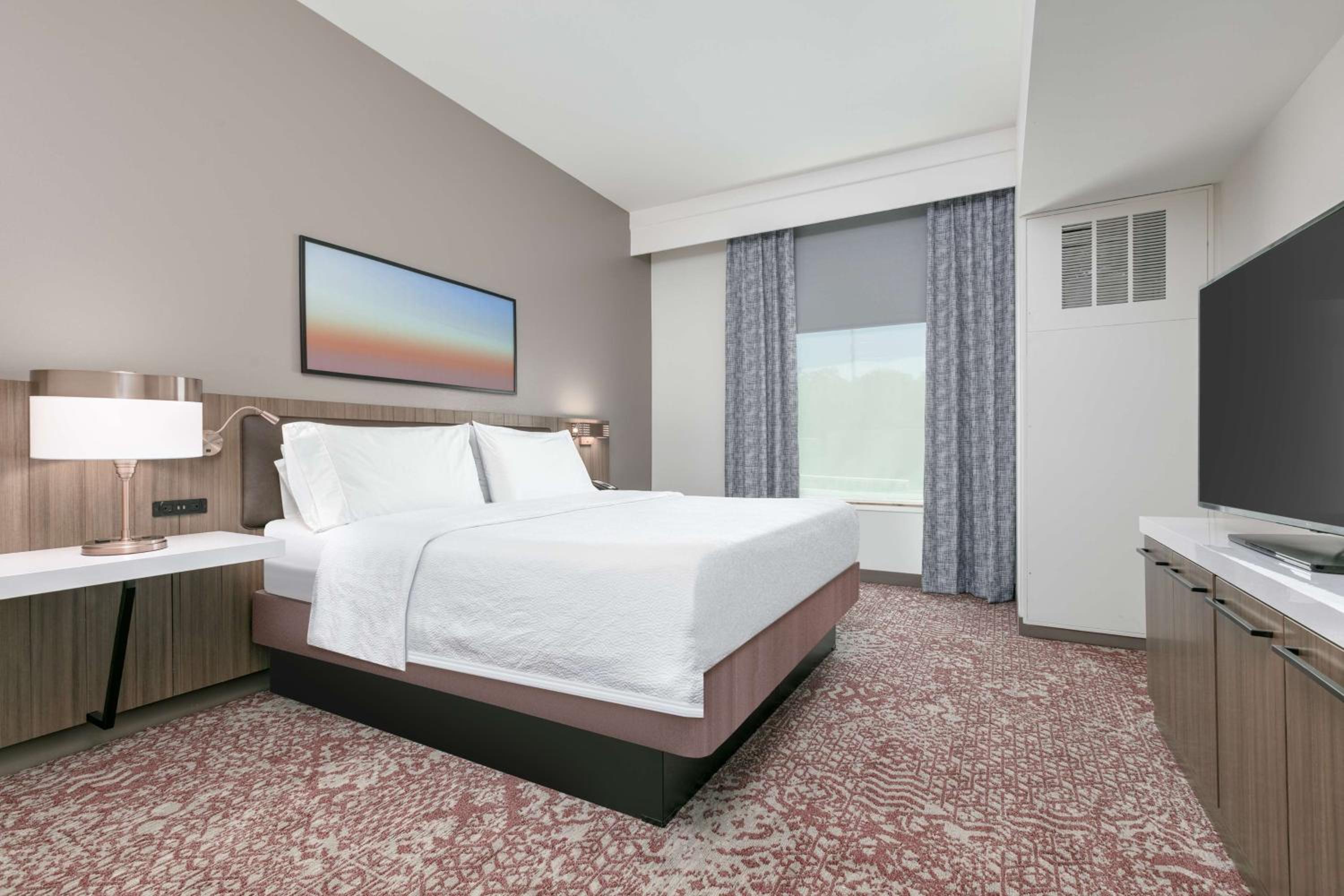 Junior King Suite with Seating Area - Photo 10