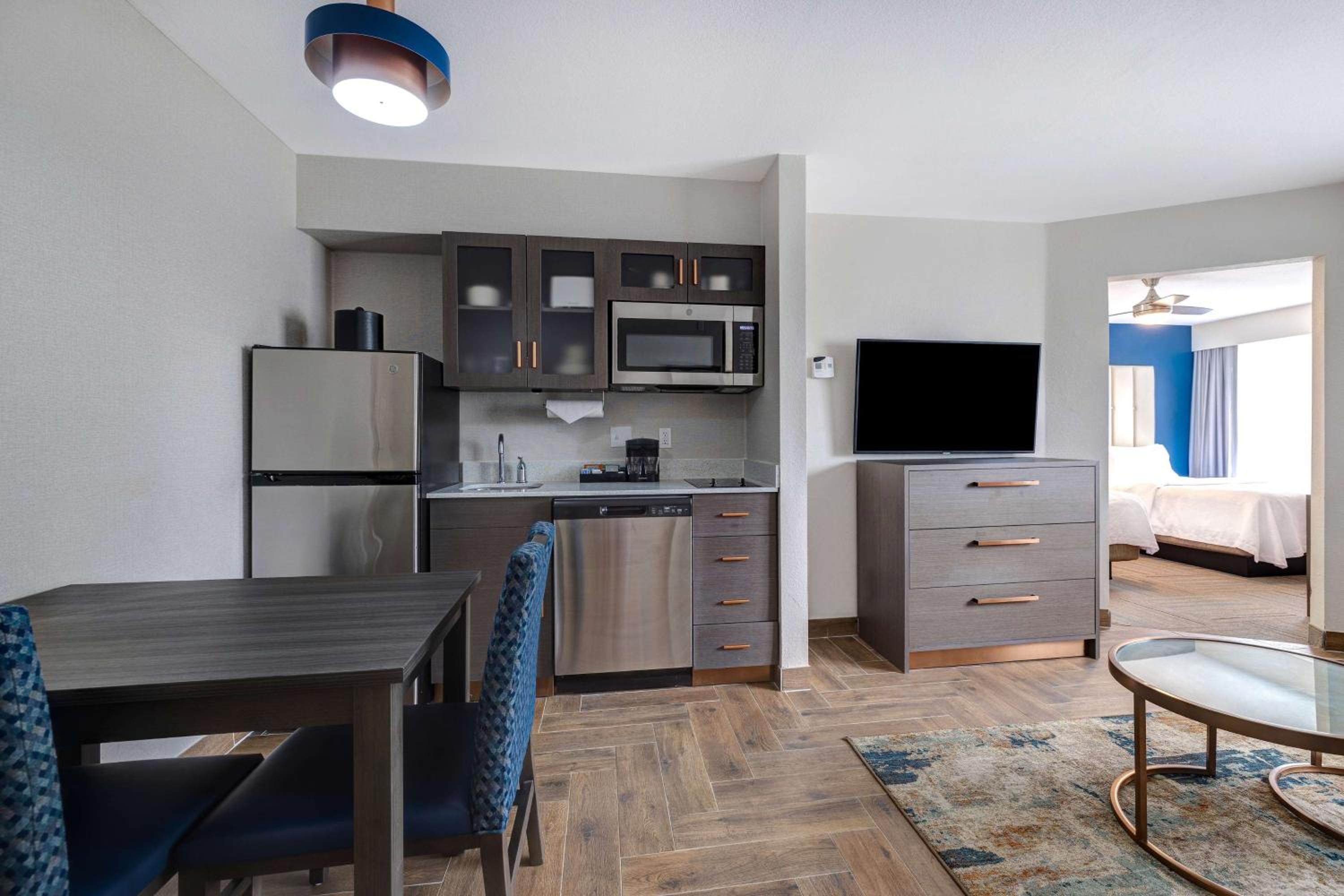 One-Bedroom Suite with Two Double Beds - Non-Smoking - Photo 5