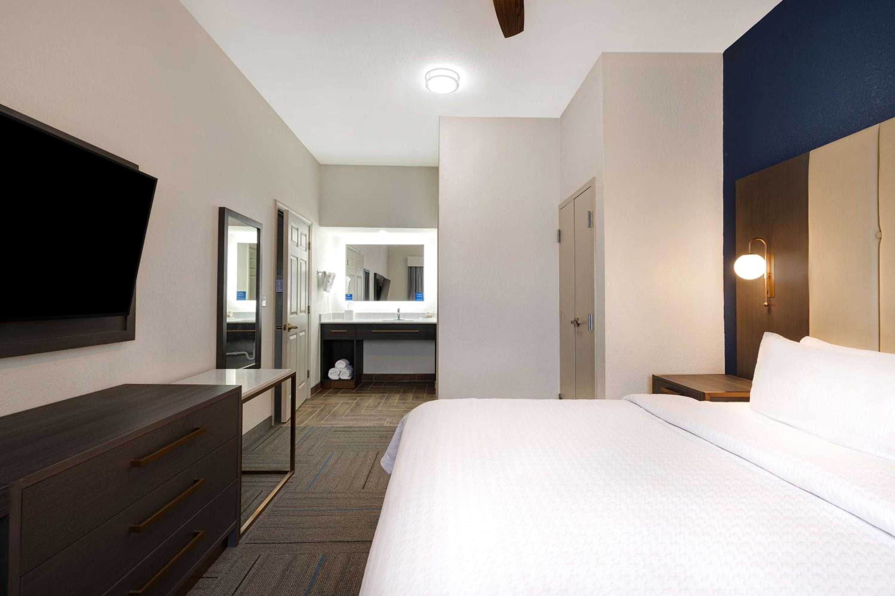 One-Bedroom King Suite - Non-Smoking - Photo 8