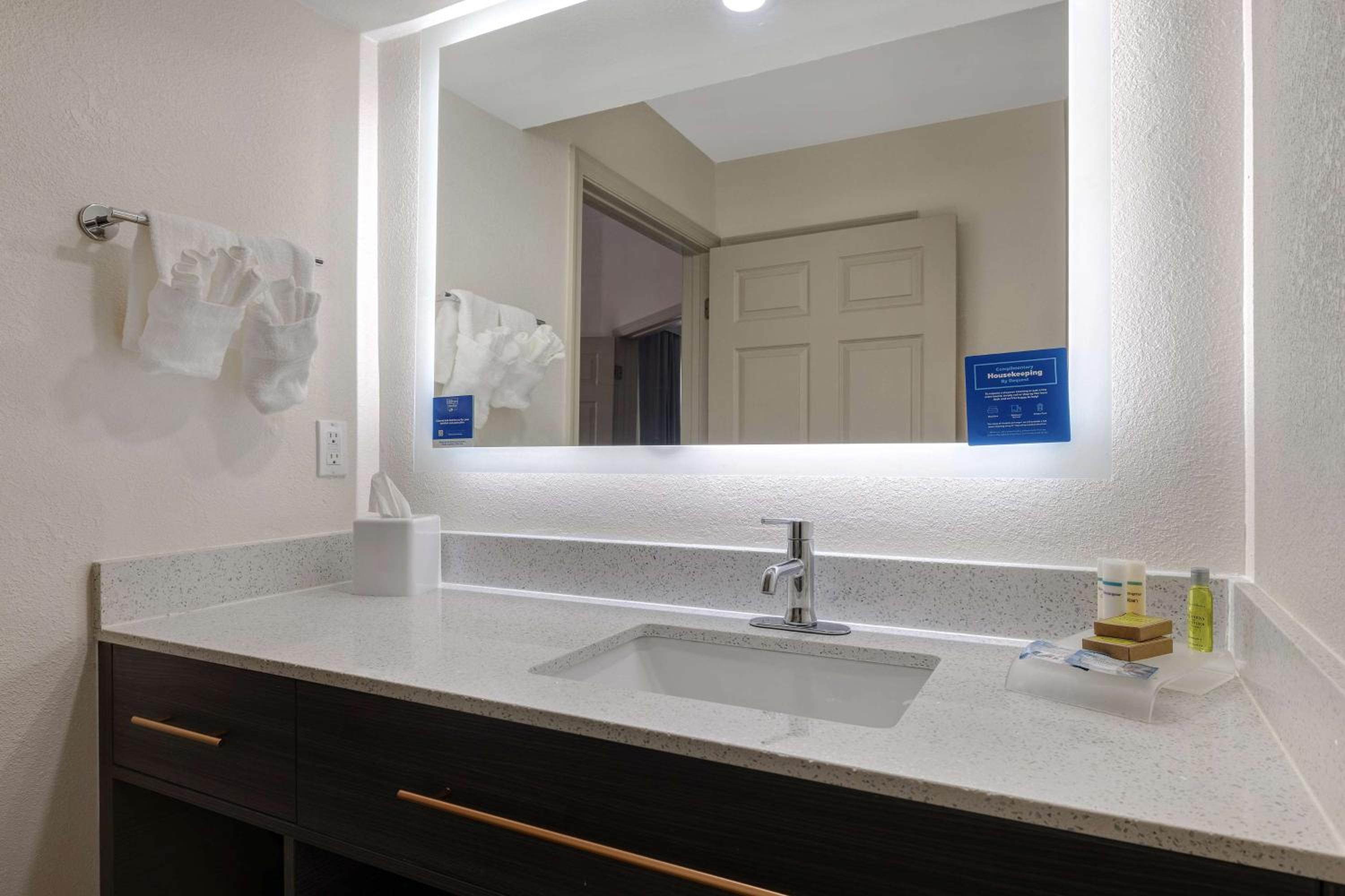 One-Bedroom King Suite - Non-Smoking - Photo 11