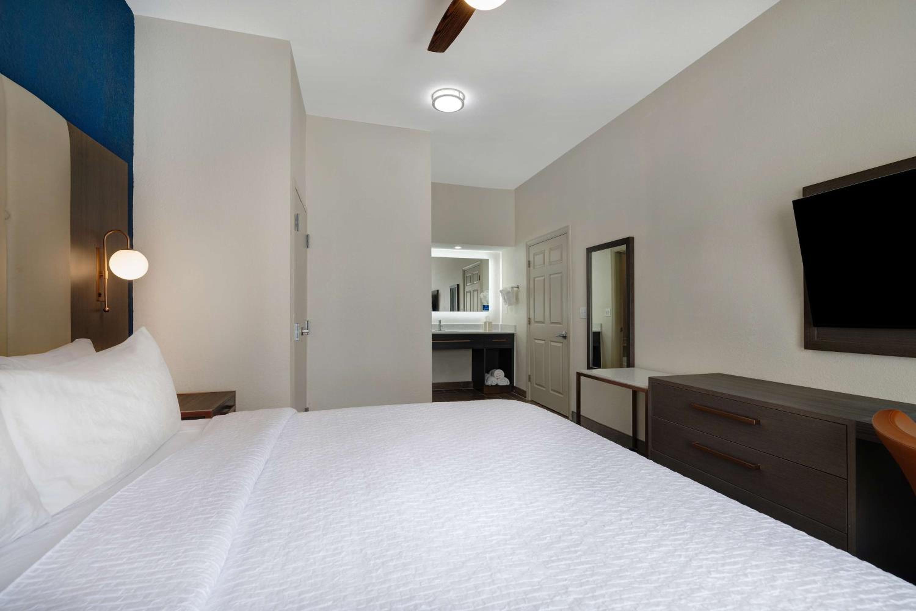 One-Bedroom King Suite - Non-Smoking - Photo 5