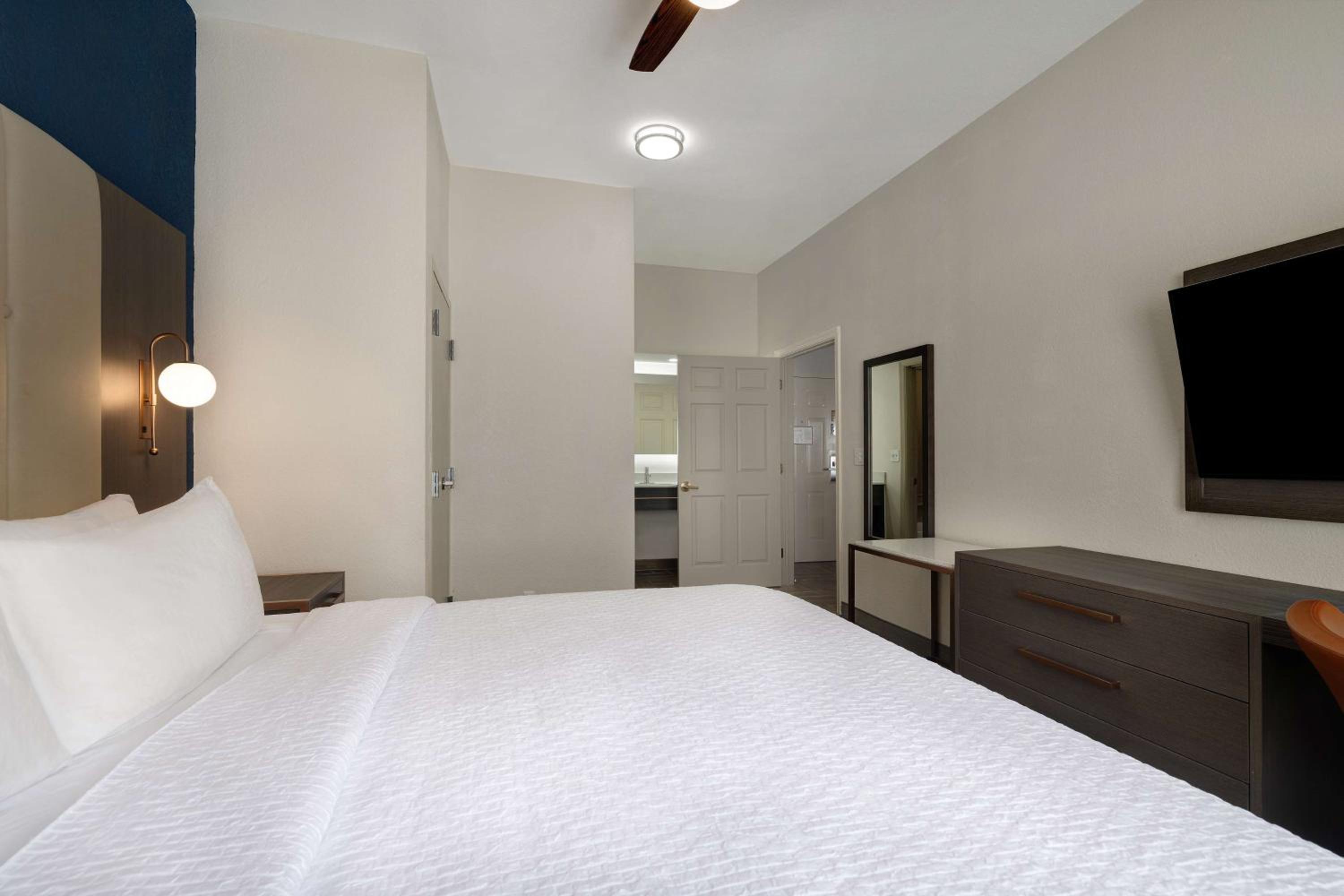 One-Bedroom King Suite - Non-Smoking - Photo 4