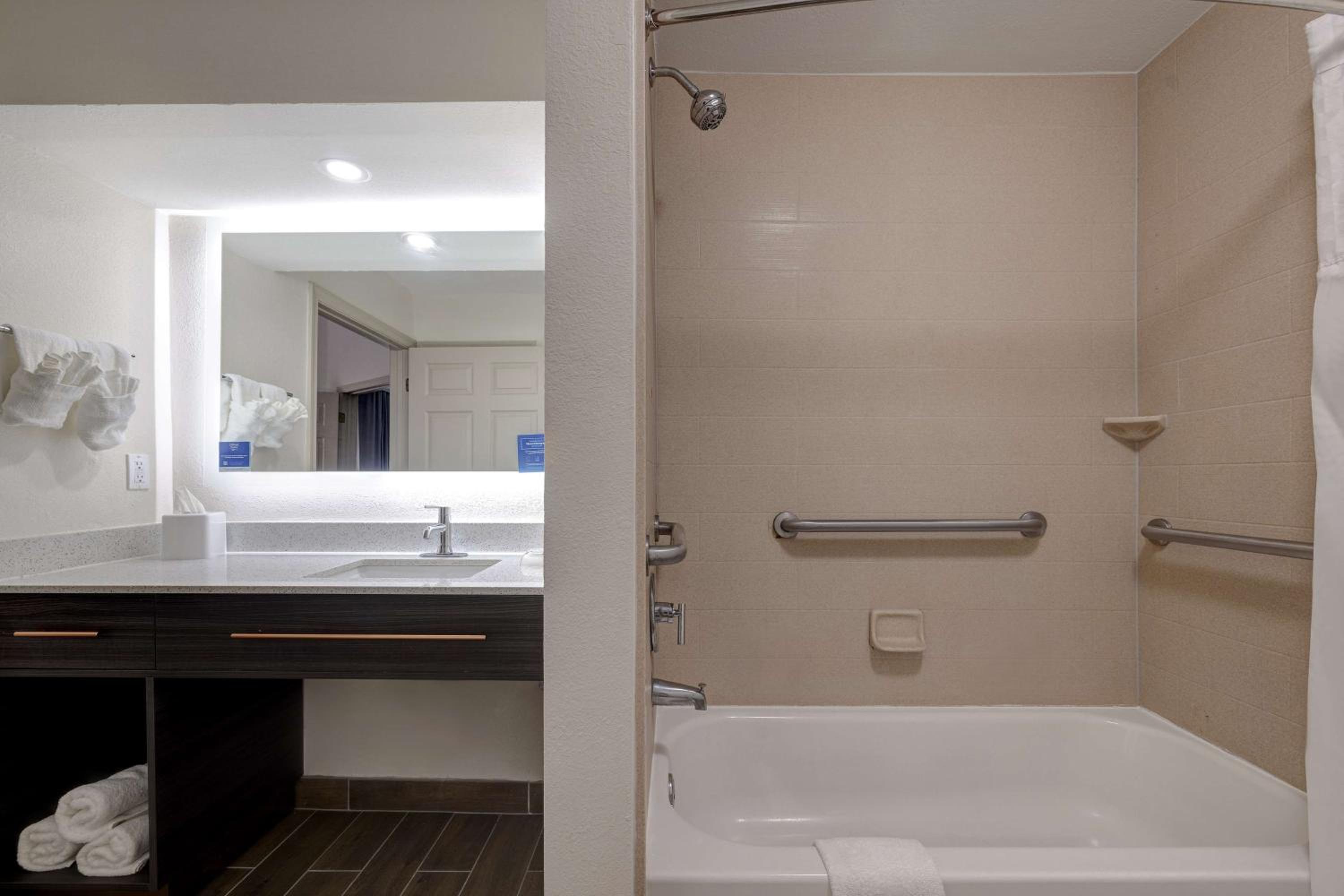 One-Bedroom Suite with Two Double Beds - Non-Smoking - Photo 8
