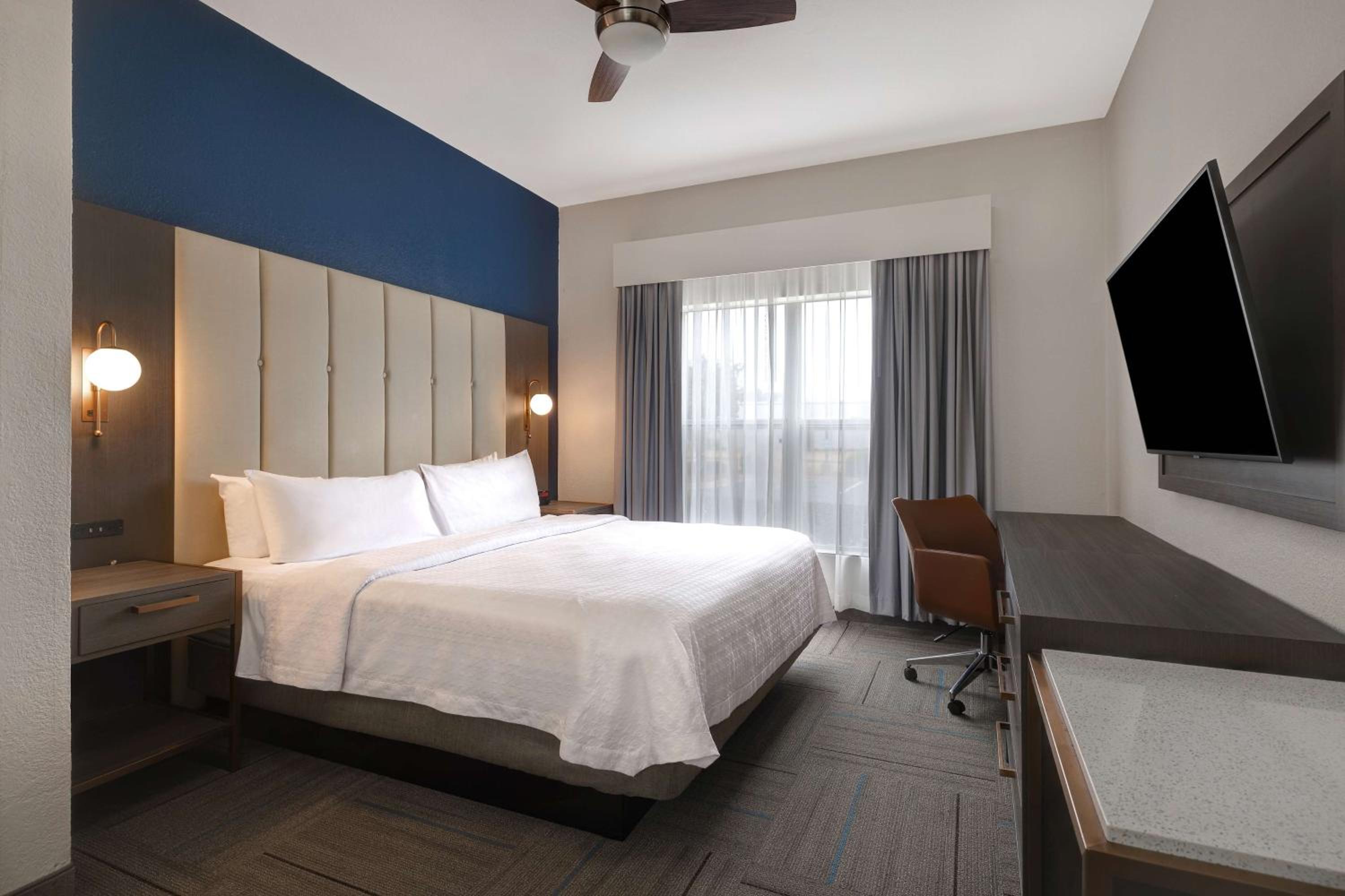 One-Bedroom King Suite - Non-Smoking - Photo 2