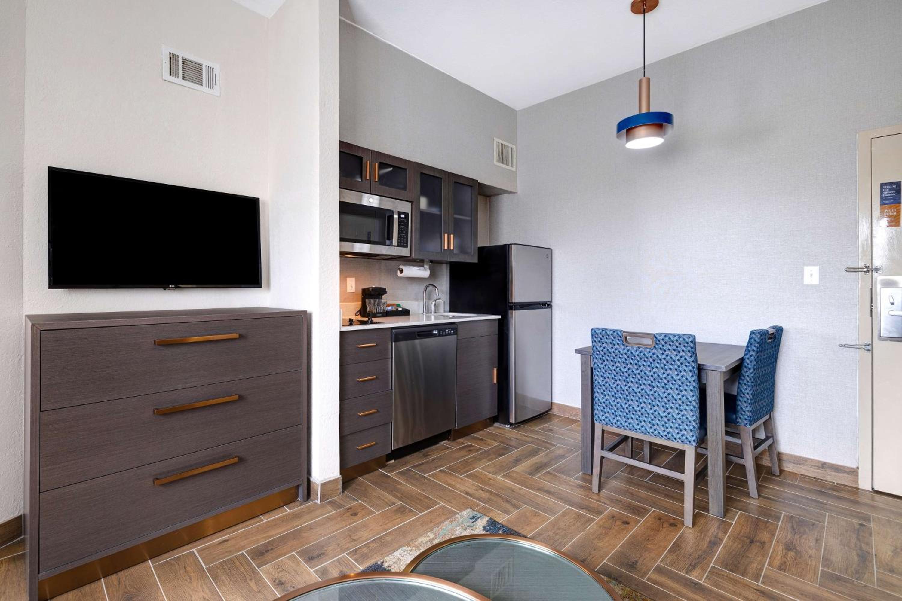 One-Bedroom King Suite - Non-Smoking - Photo 17