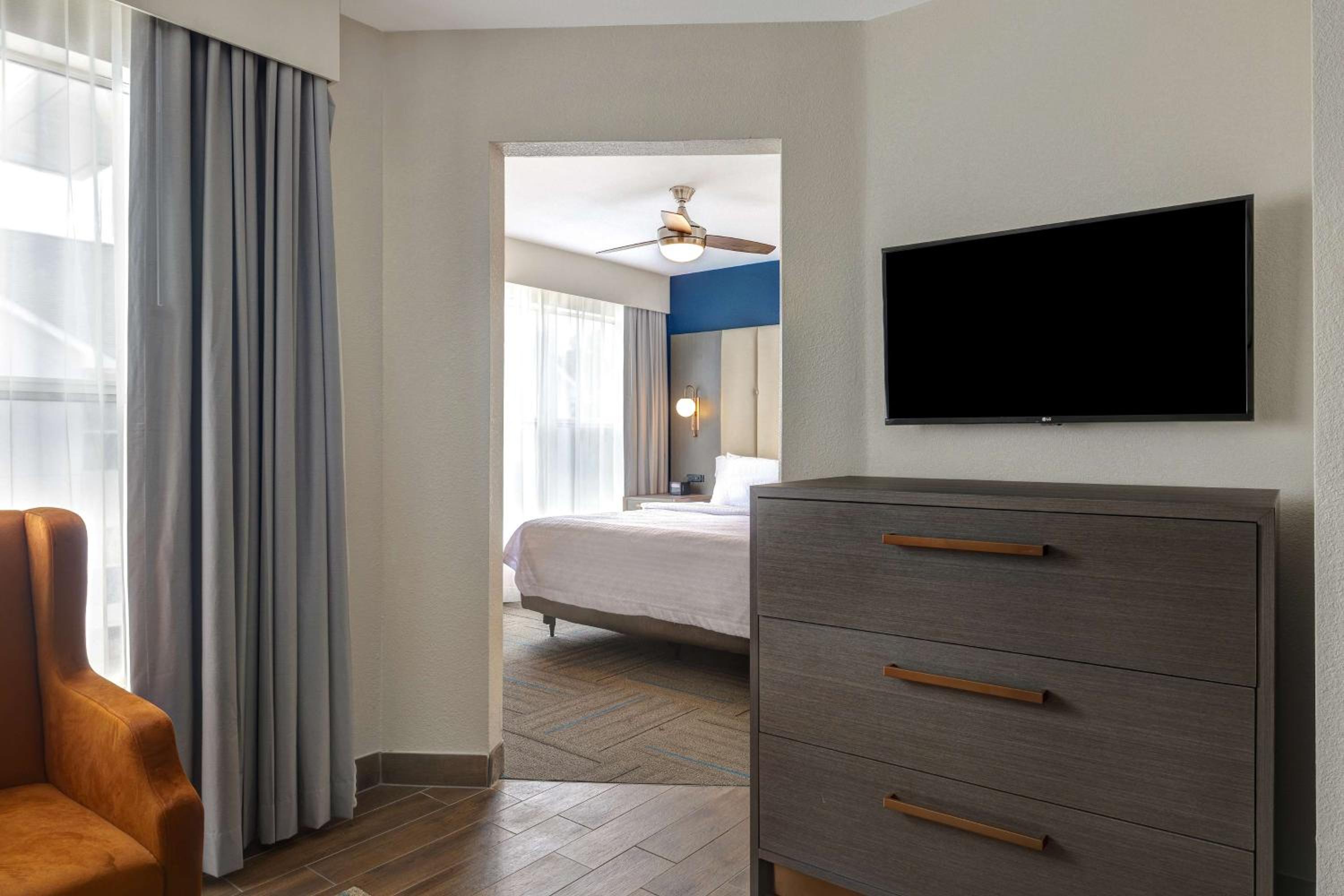 One-Bedroom King Suite - Non-Smoking - Photo 14