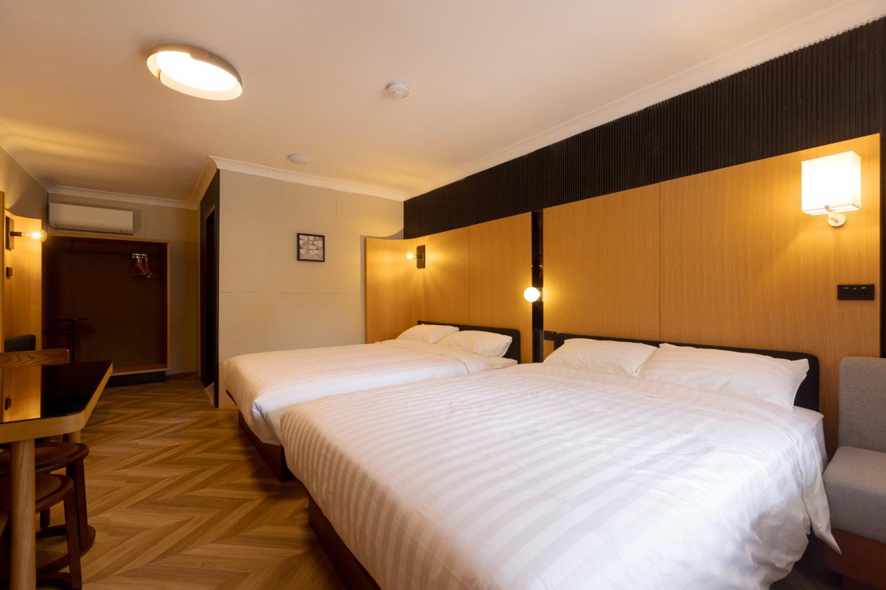 Deluxe Queen Room with Two Queen Beds photo 2
