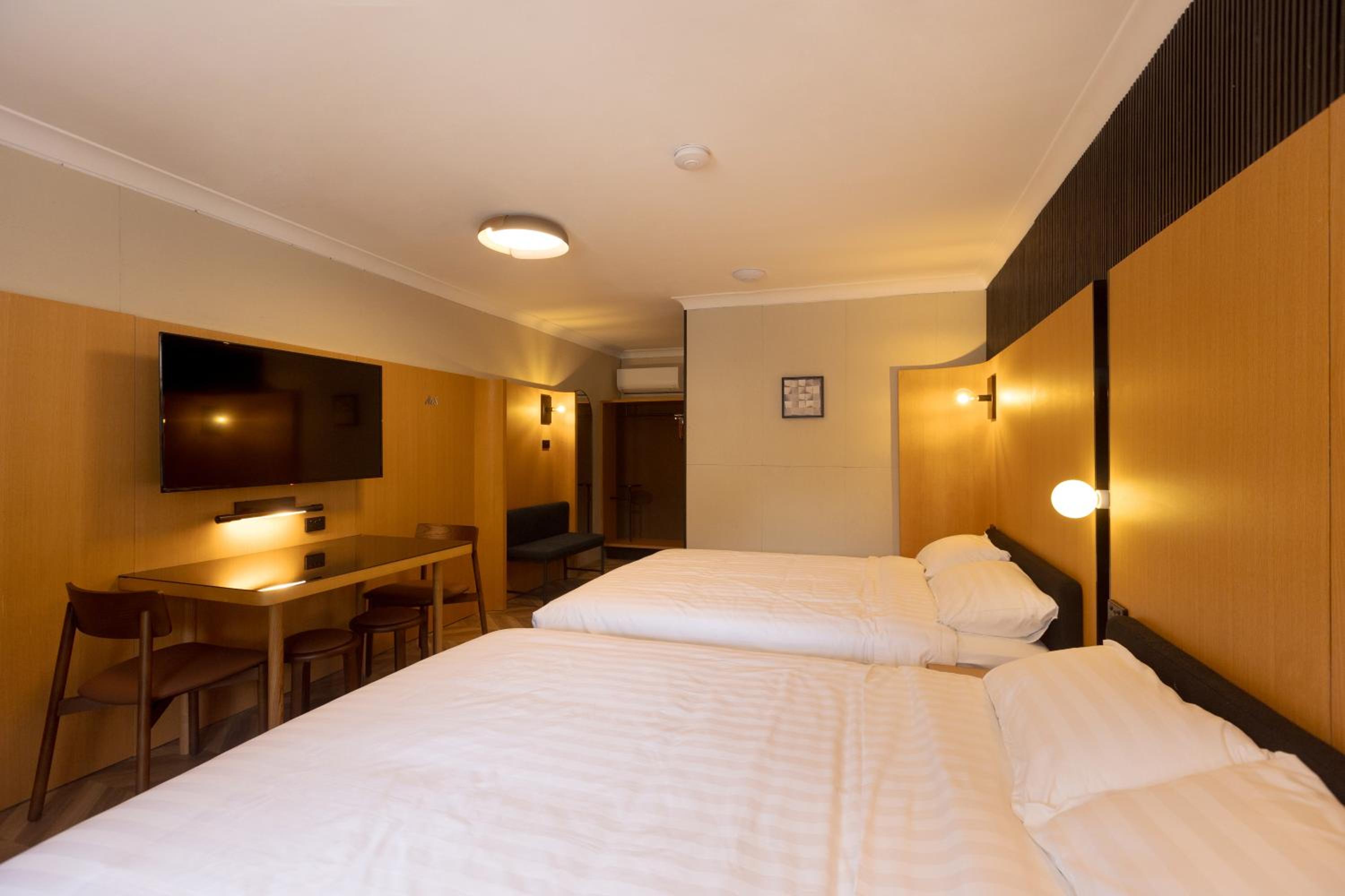 Deluxe Queen Room with Two Queen Beds photo 3