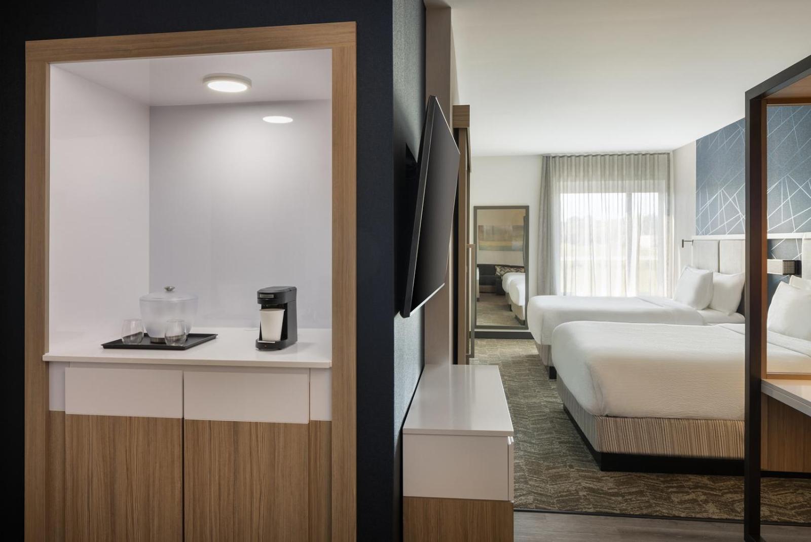 Queen Suite with Two Queen Bed photo 3