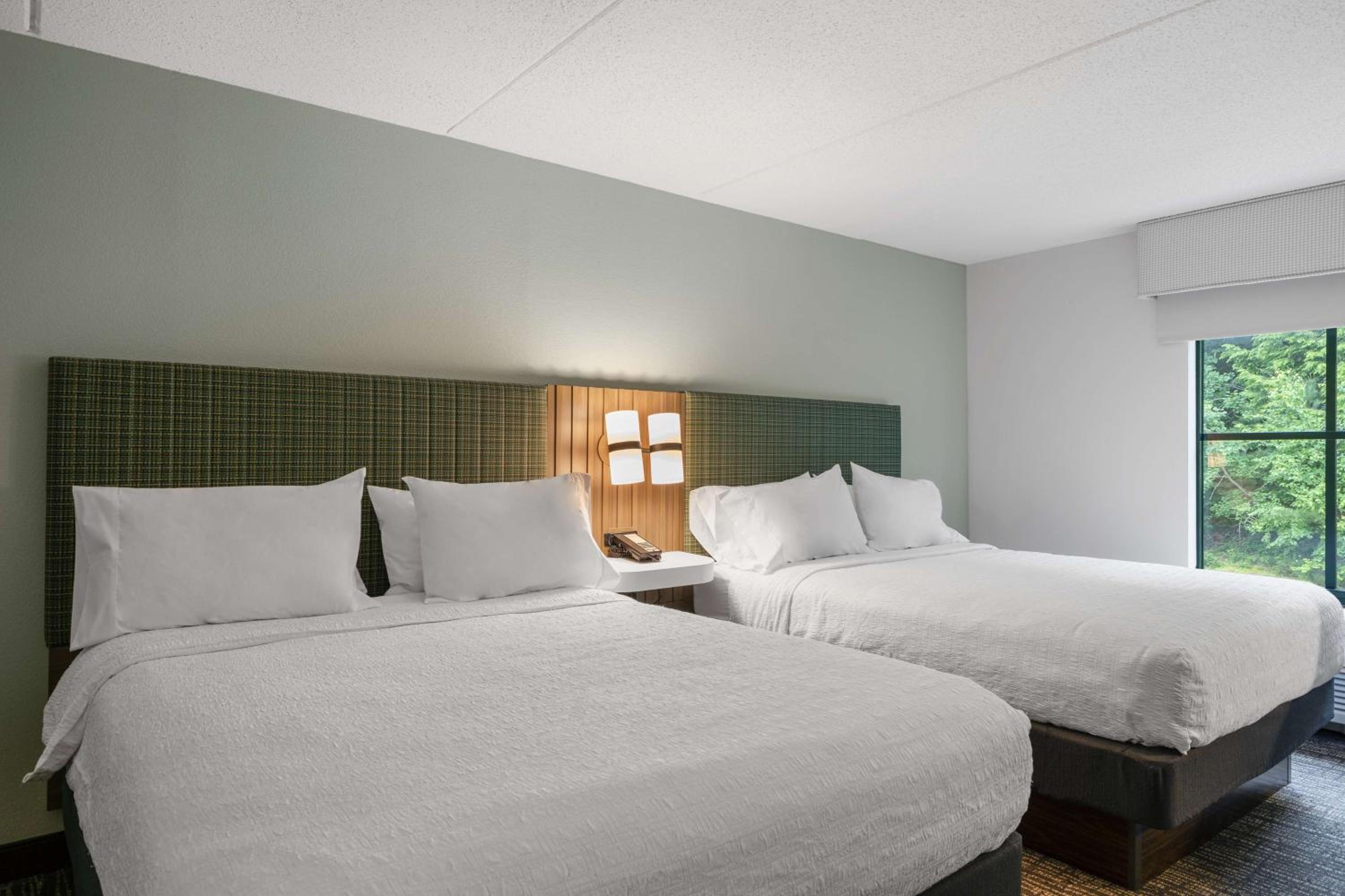 Standard Queen Room with Two Queen Beds - Photo 5
