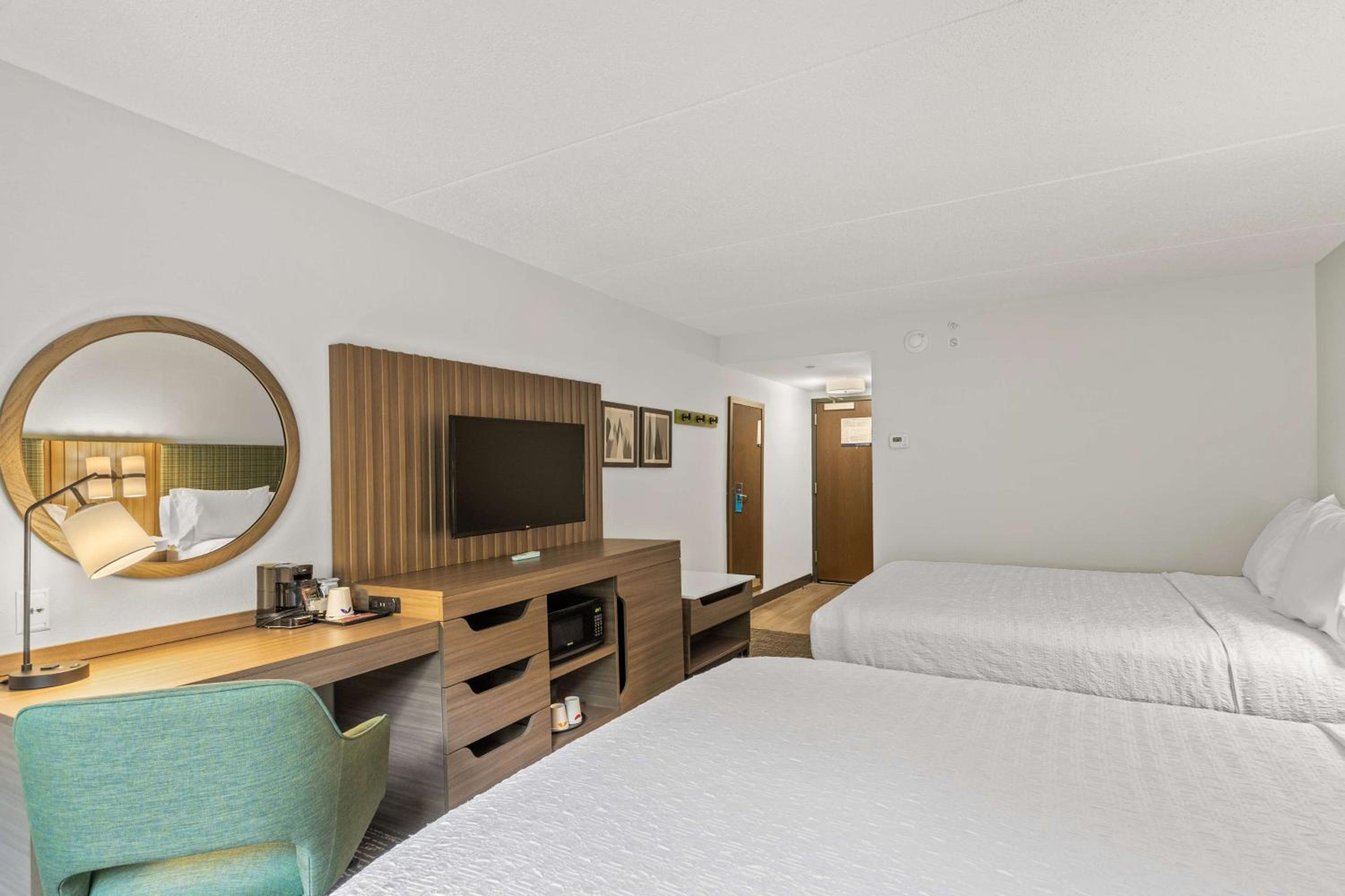Standard Queen Room with Two Queen Beds - Photo 4