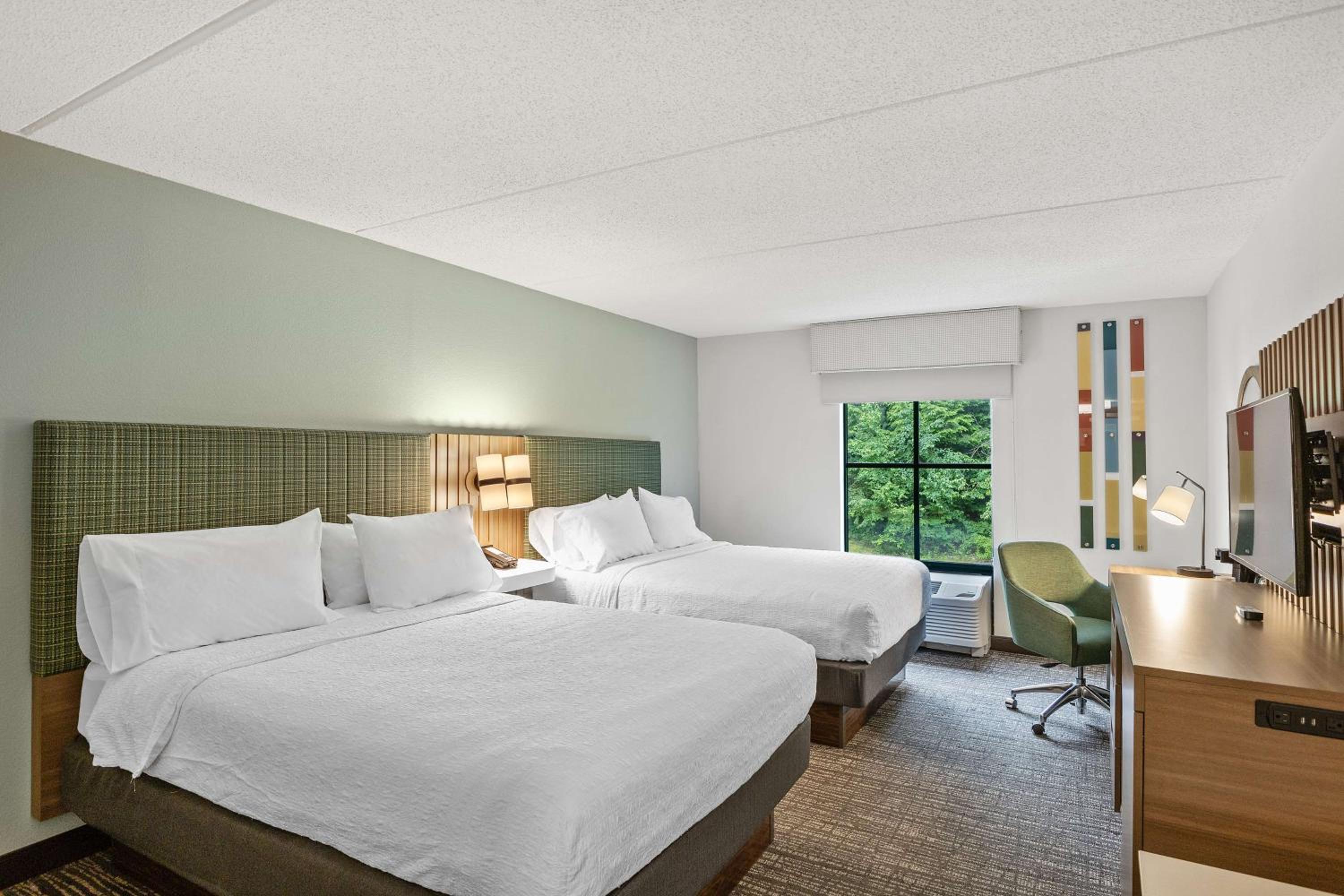 Standard Queen Room with Two Queen Beds - Photo 3