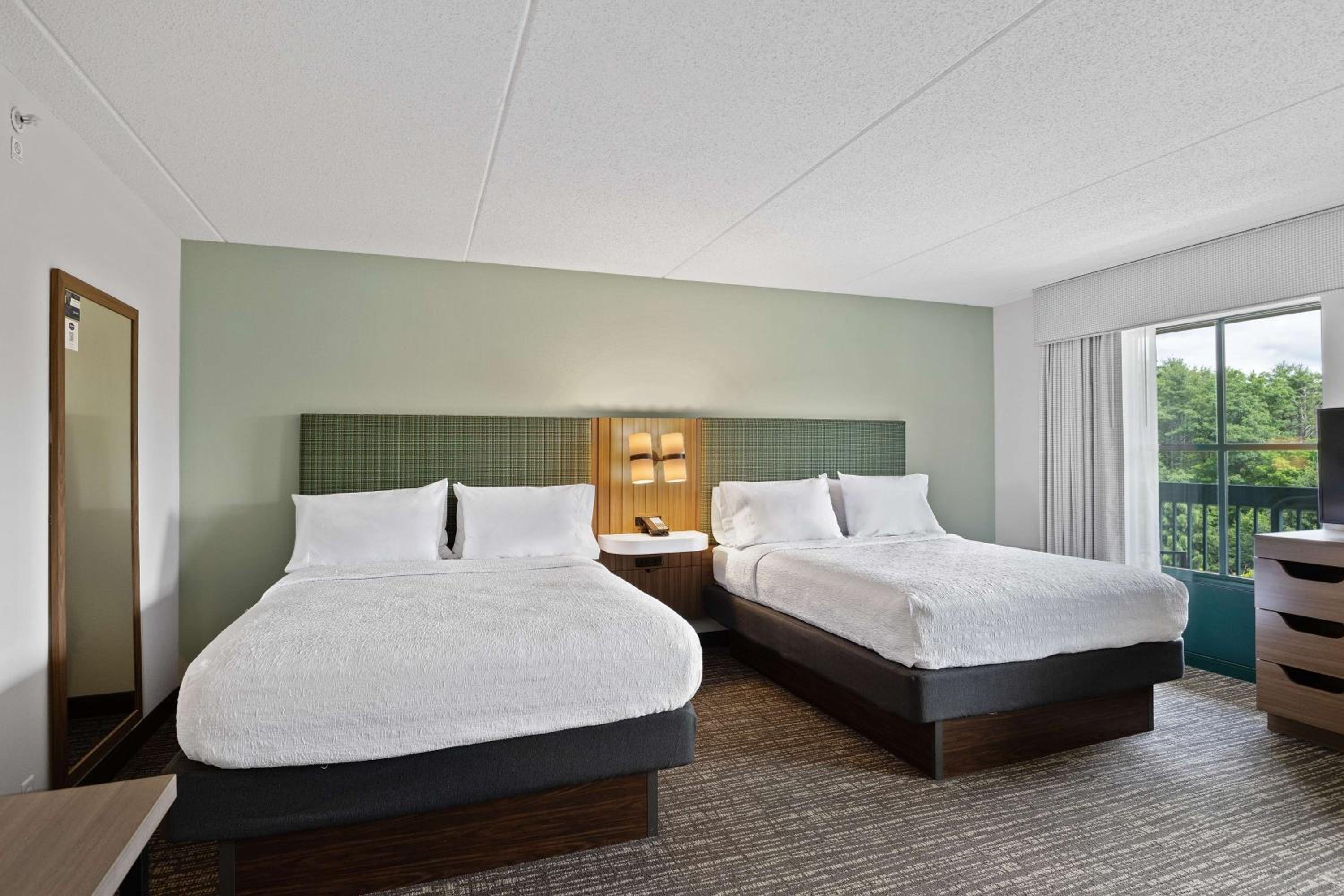 Suite with Two Queen Beds and Sofa Bed - Balcony - Photo 5