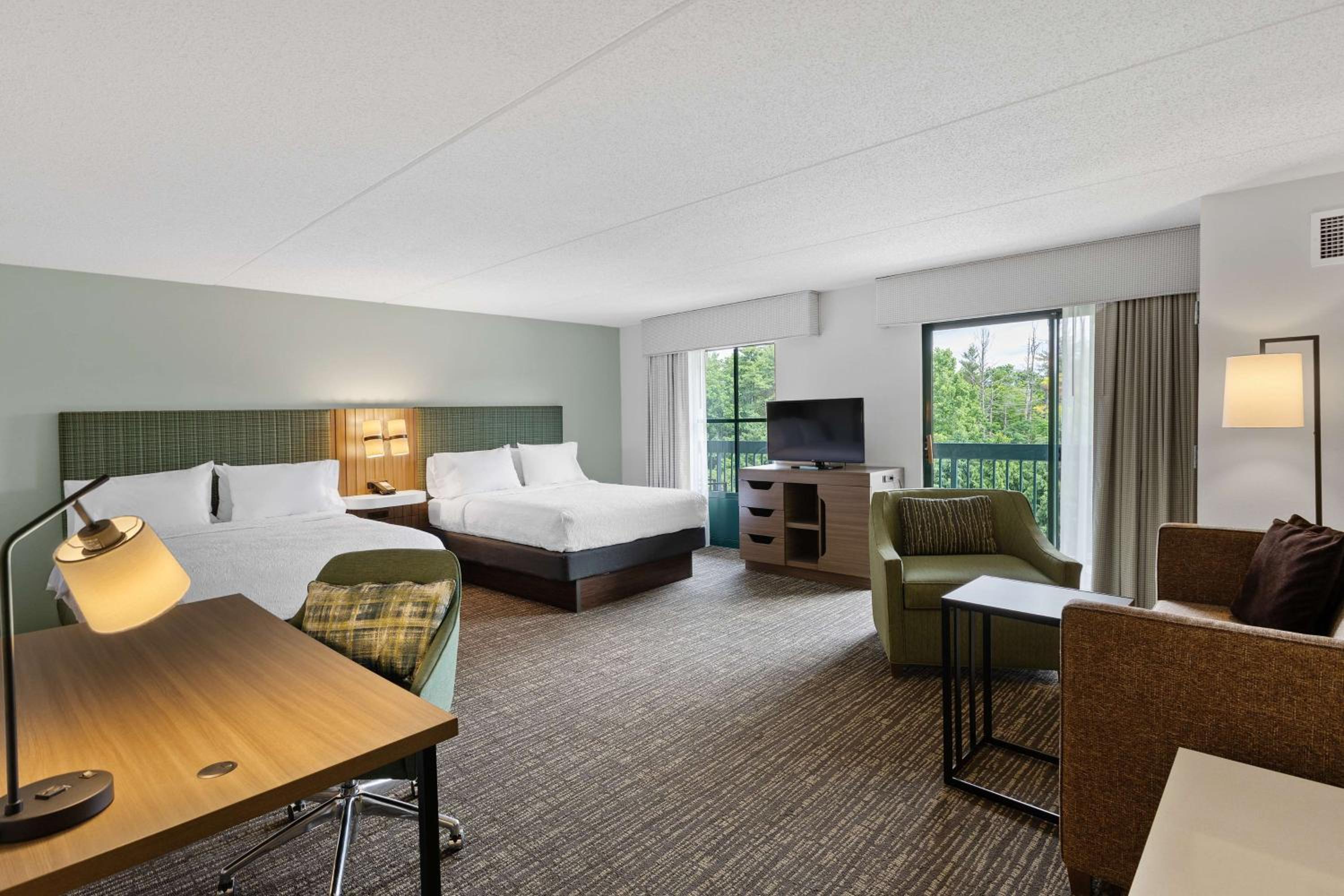 Suite with Two Queen Beds and Sofa Bed - Balcony - Photo 7