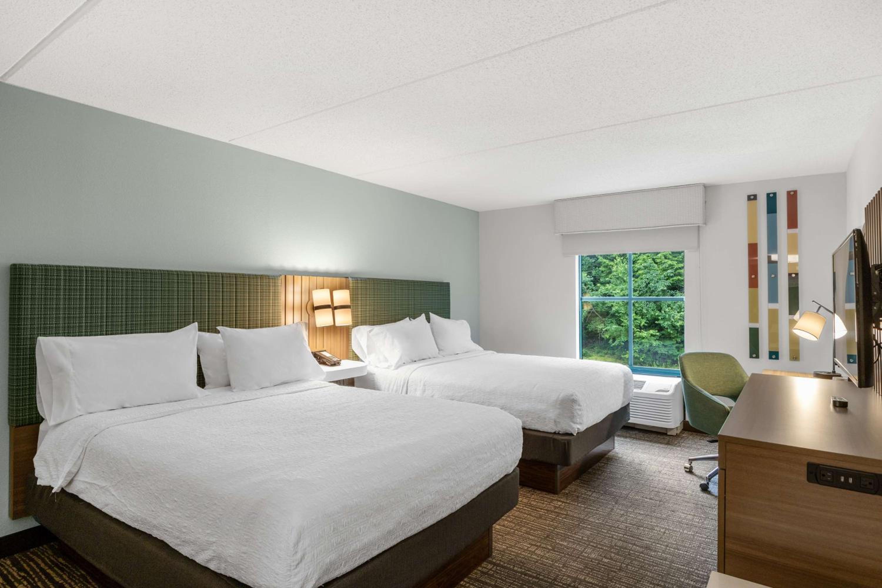 Standard Queen Room with Two Queen Beds - Photo 8