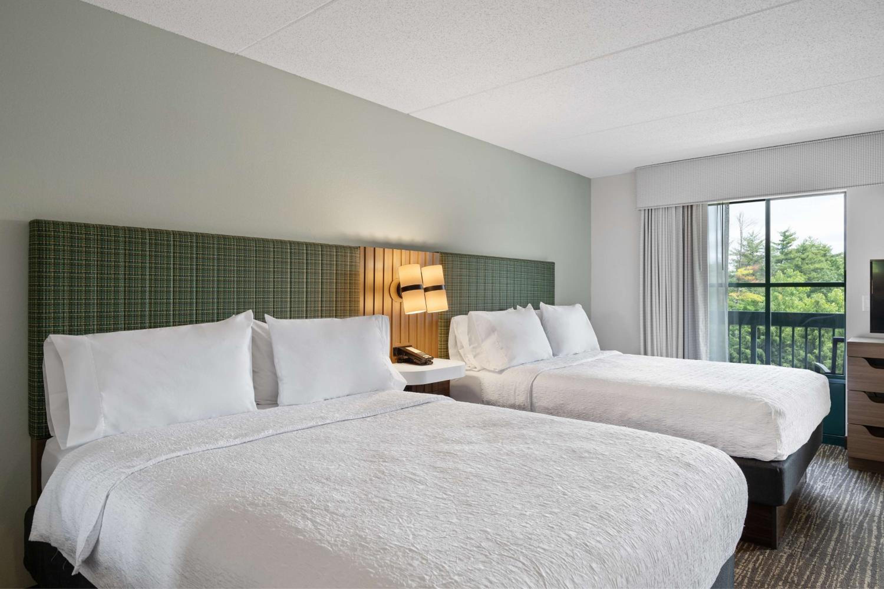 Suite with Two Queen Beds and Sofa Bed - Balcony - Photo 6