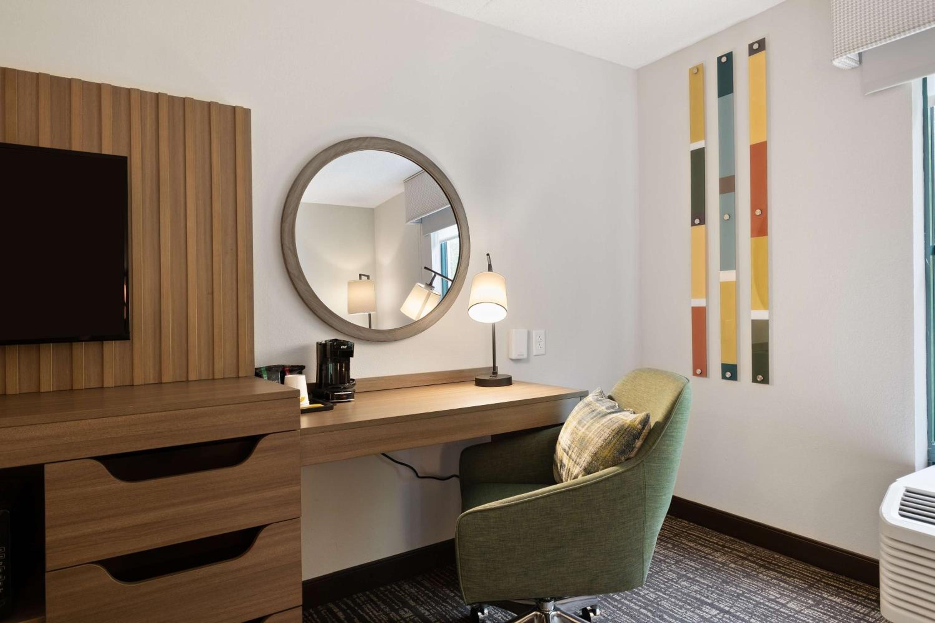 King Room with Sofa Bed - Photo 5