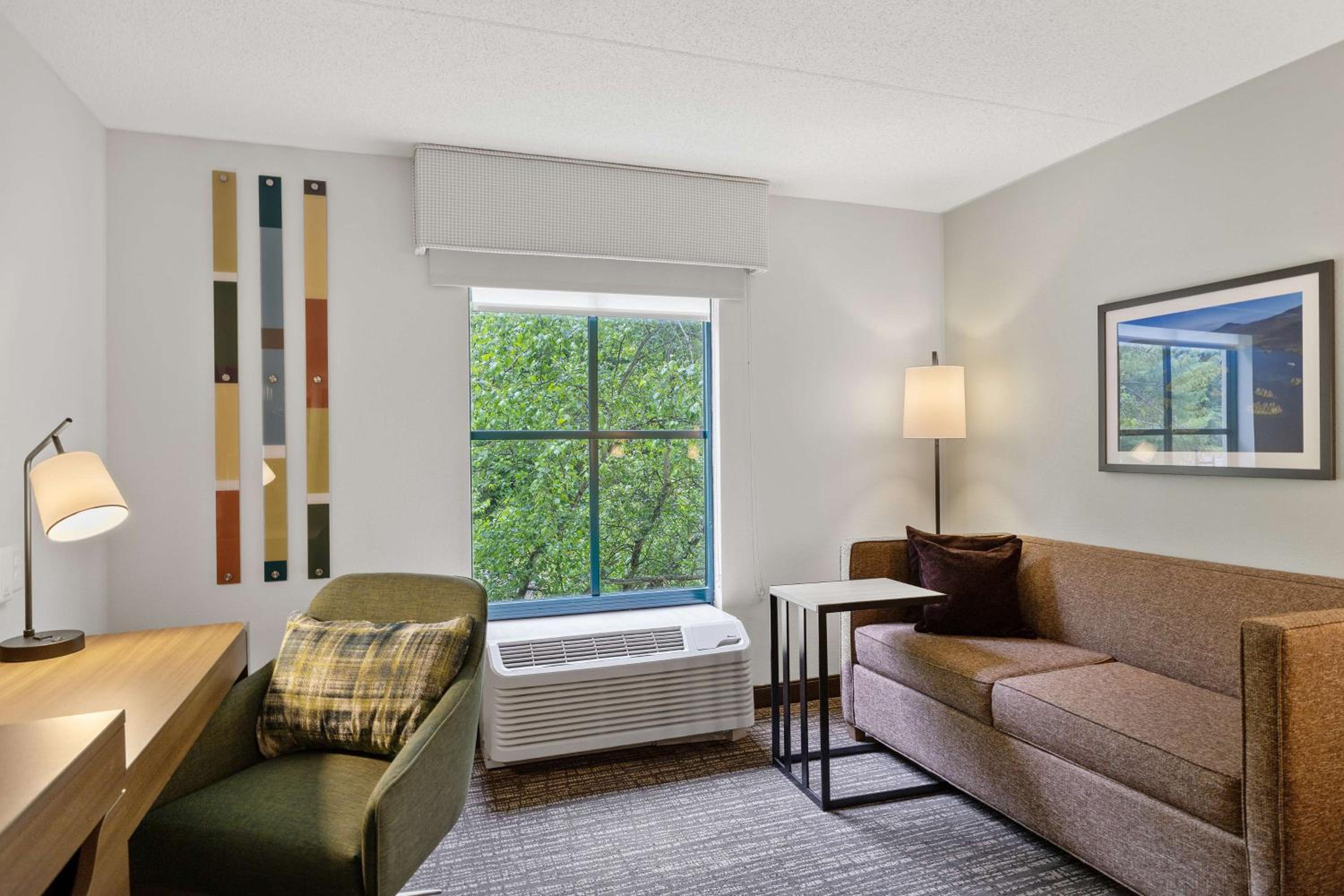 King Room with Sofa Bed - Photo 3