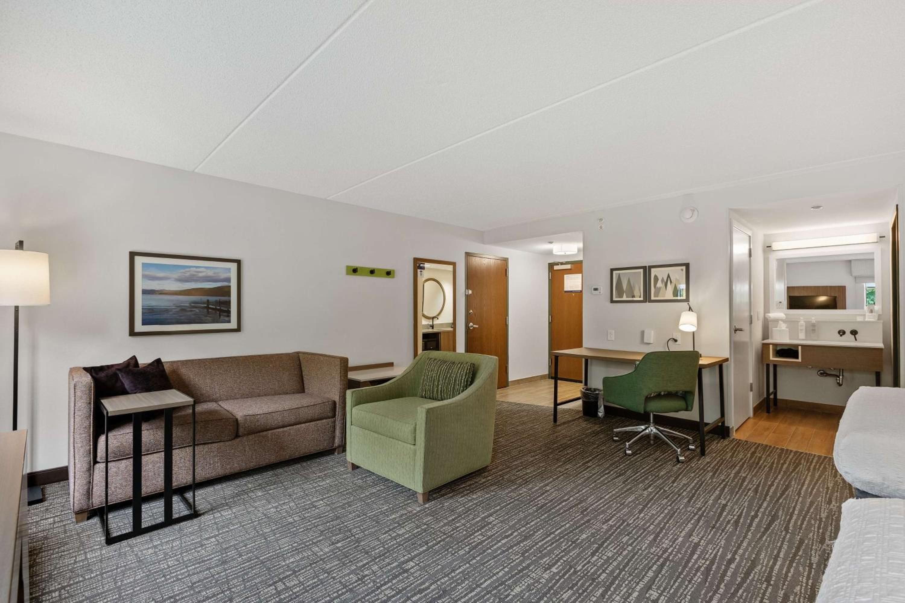 Suite with Two Queen Beds and Sofa Bed - Balcony - Photo 4