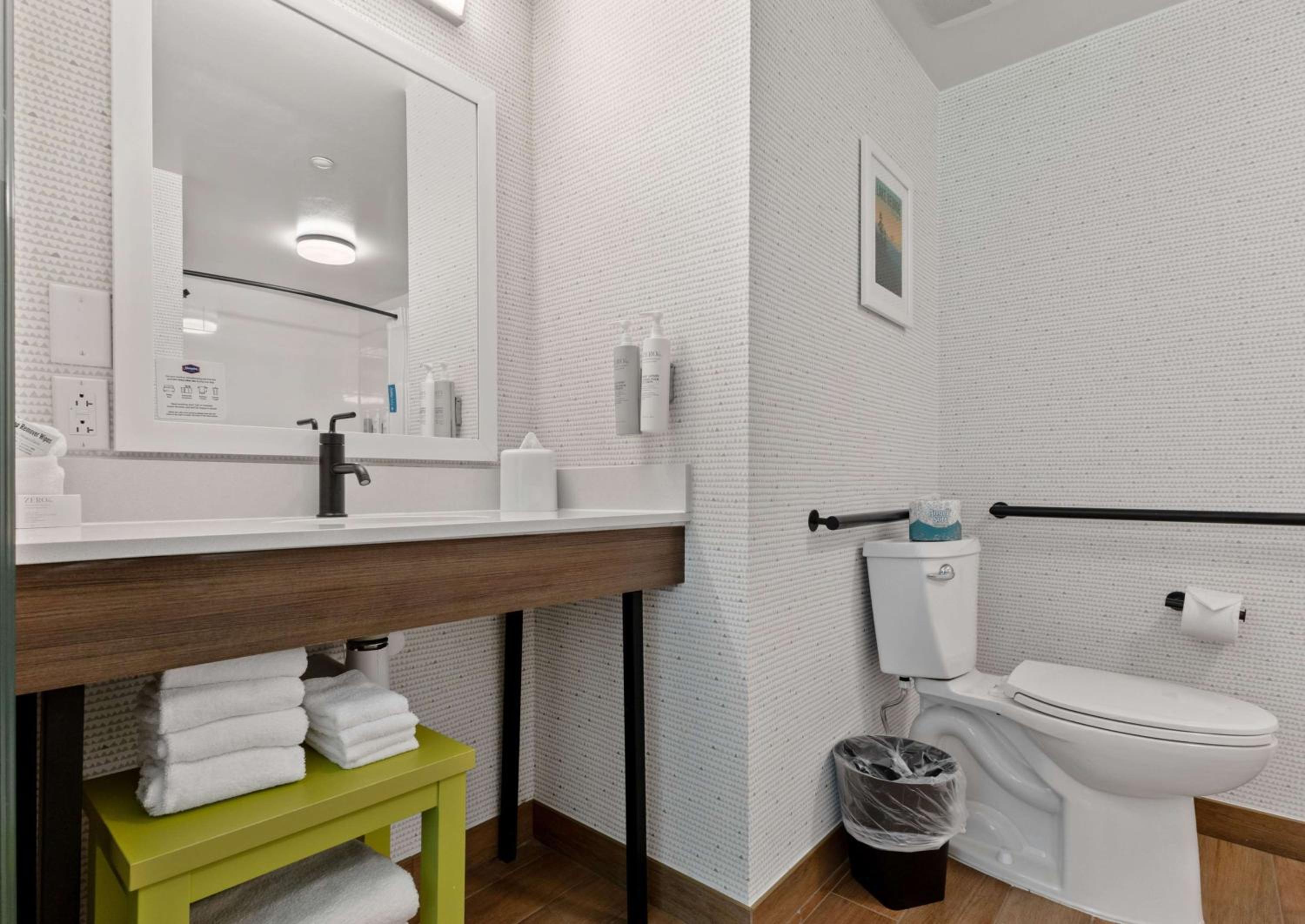 Queen Room with Two Queen Beds - Tub - Accessible - Photo 3