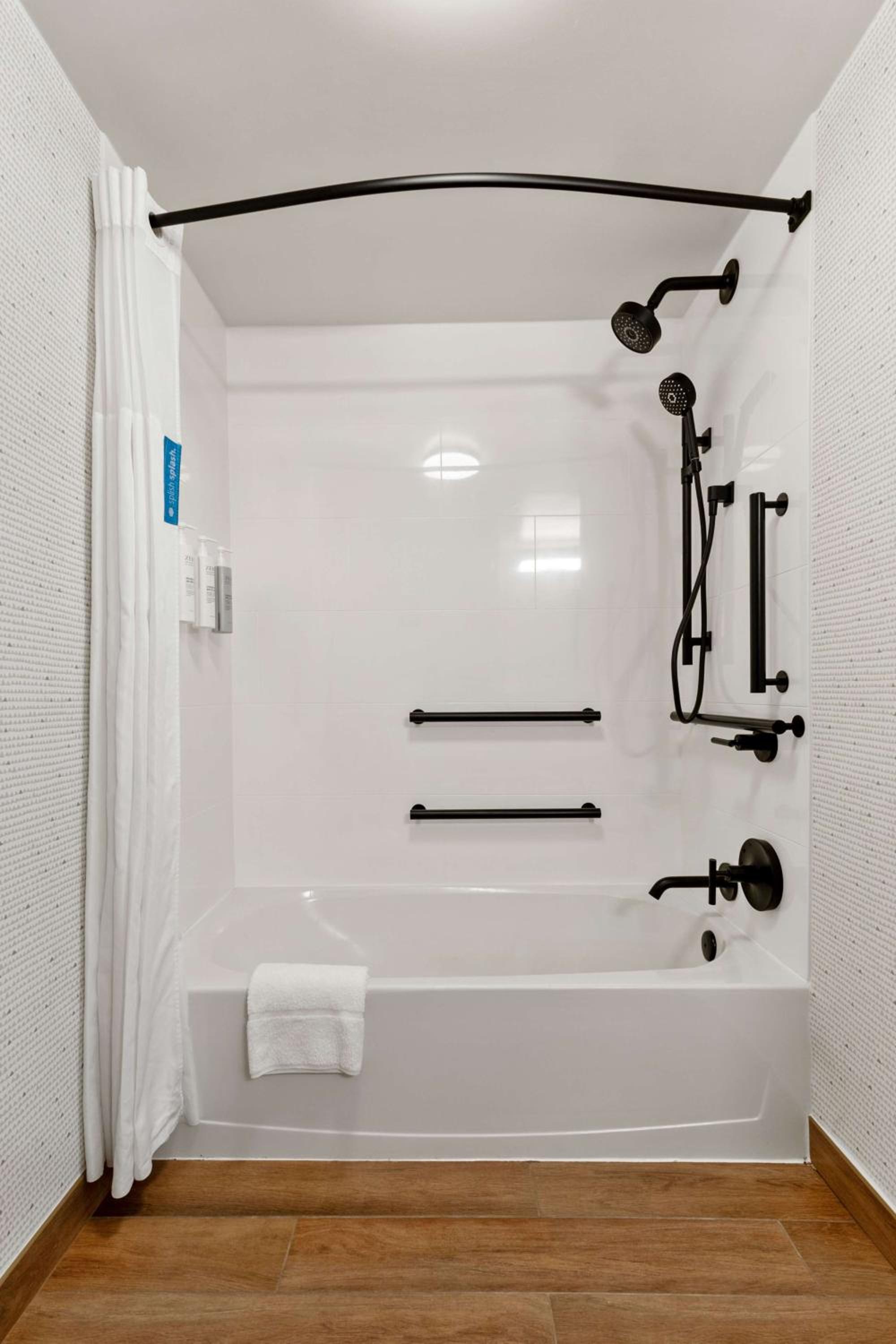Queen Room with Two Queen Beds - Tub - Accessible - Photo 5