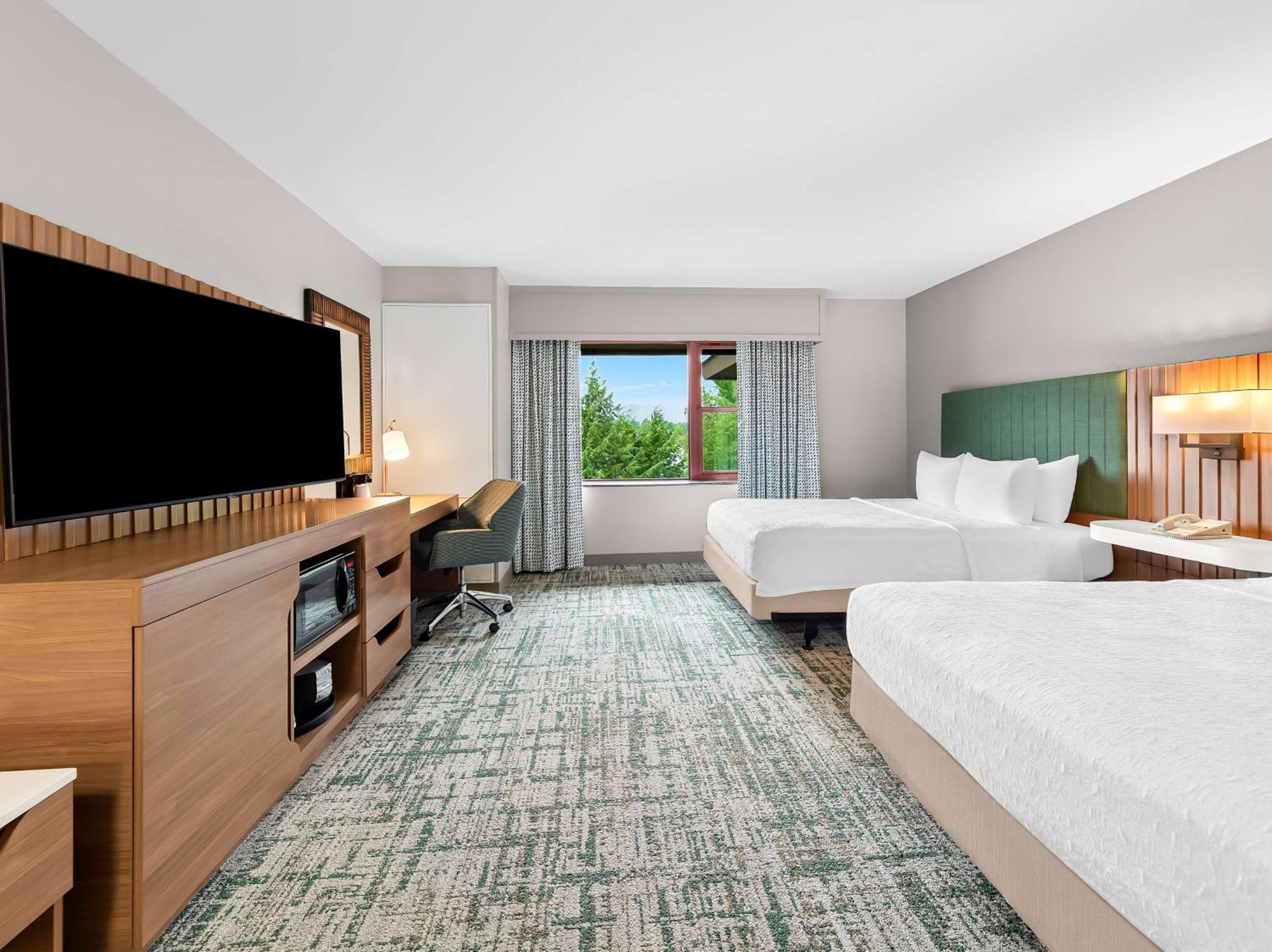 Queen Room with Two Queen Beds with Lake View