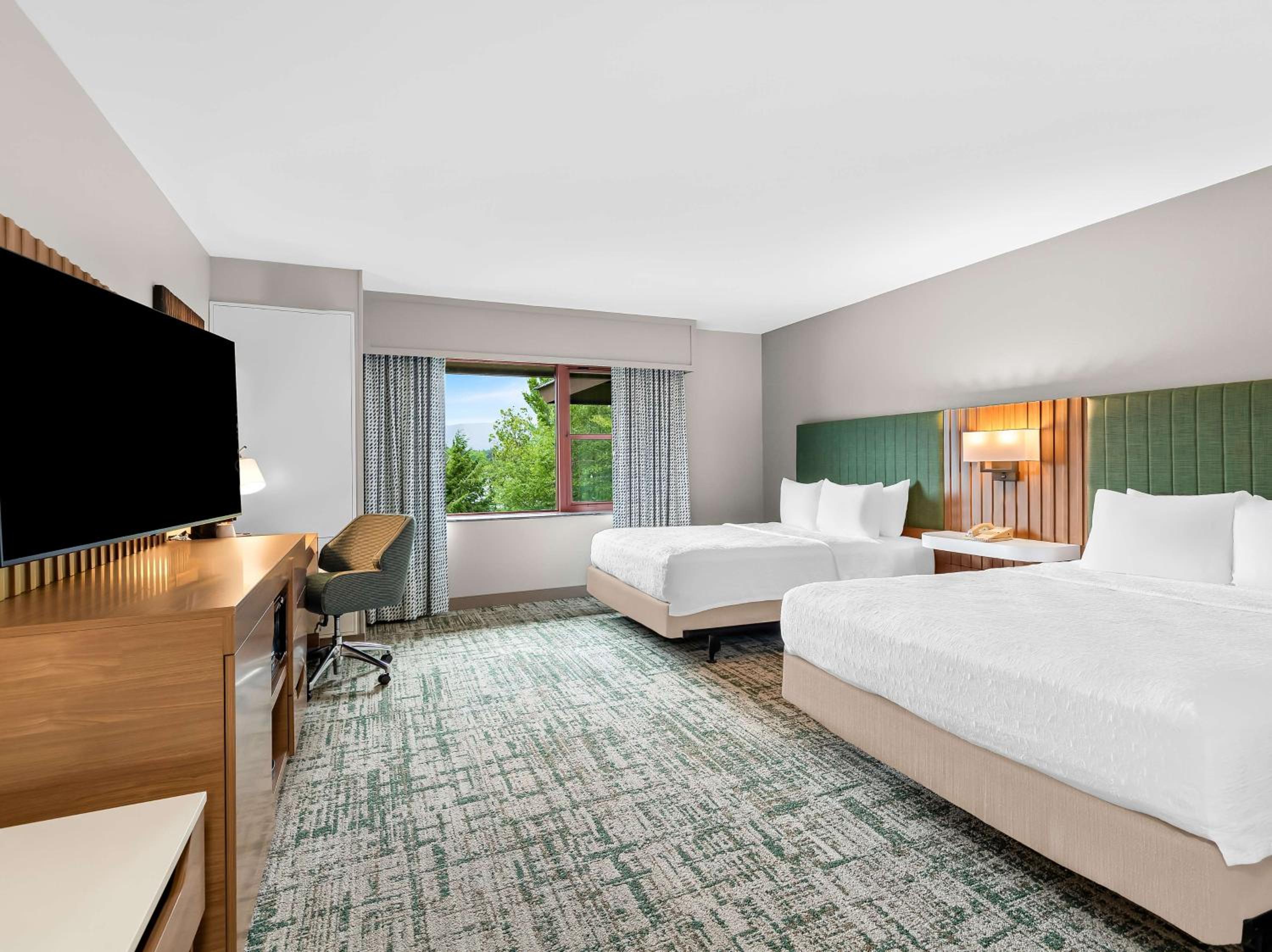 Queen Room with Two Queen Beds with Lake View photo 1