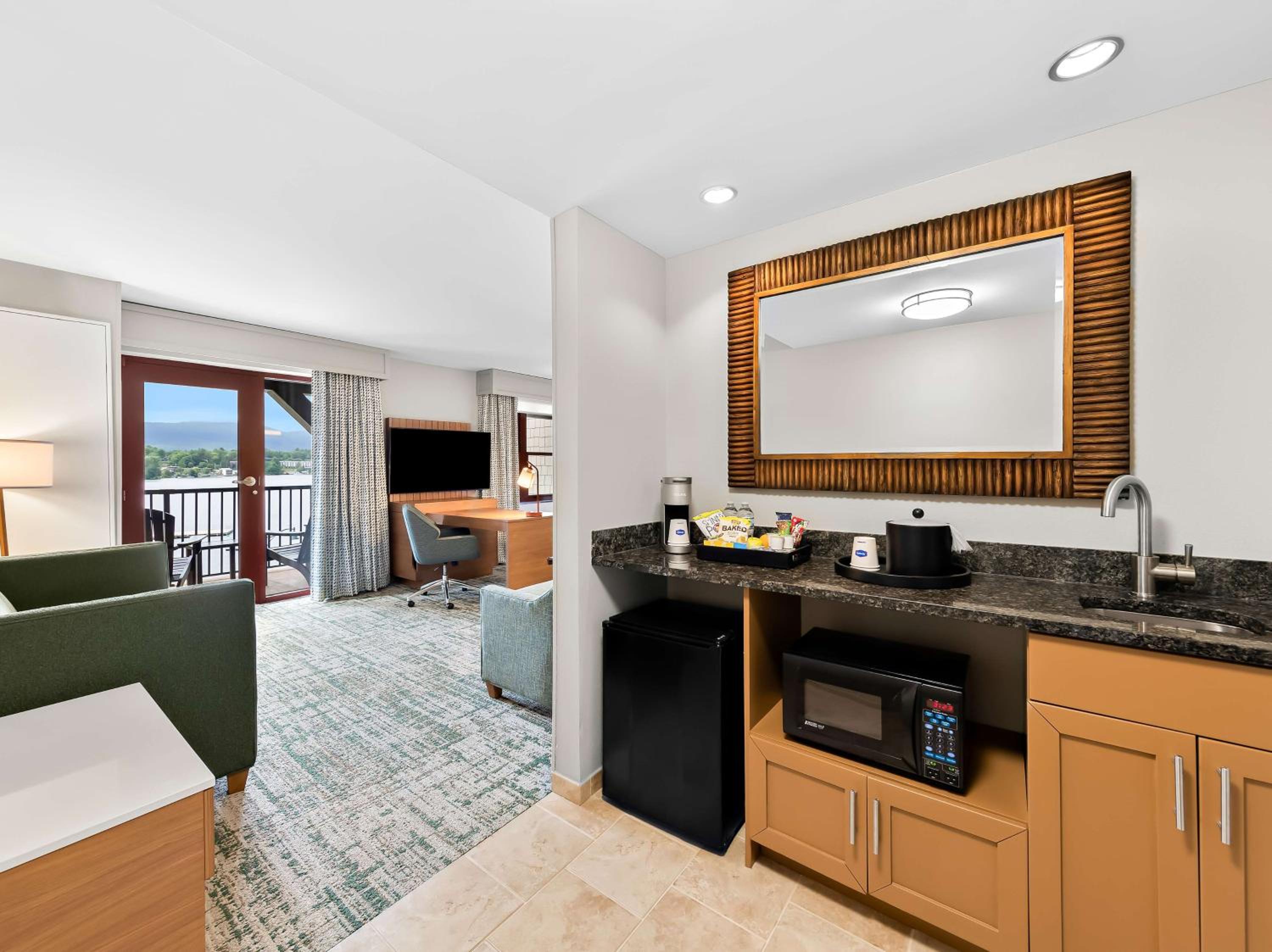 King Suite with Balcony- Non-Smoking photo 3