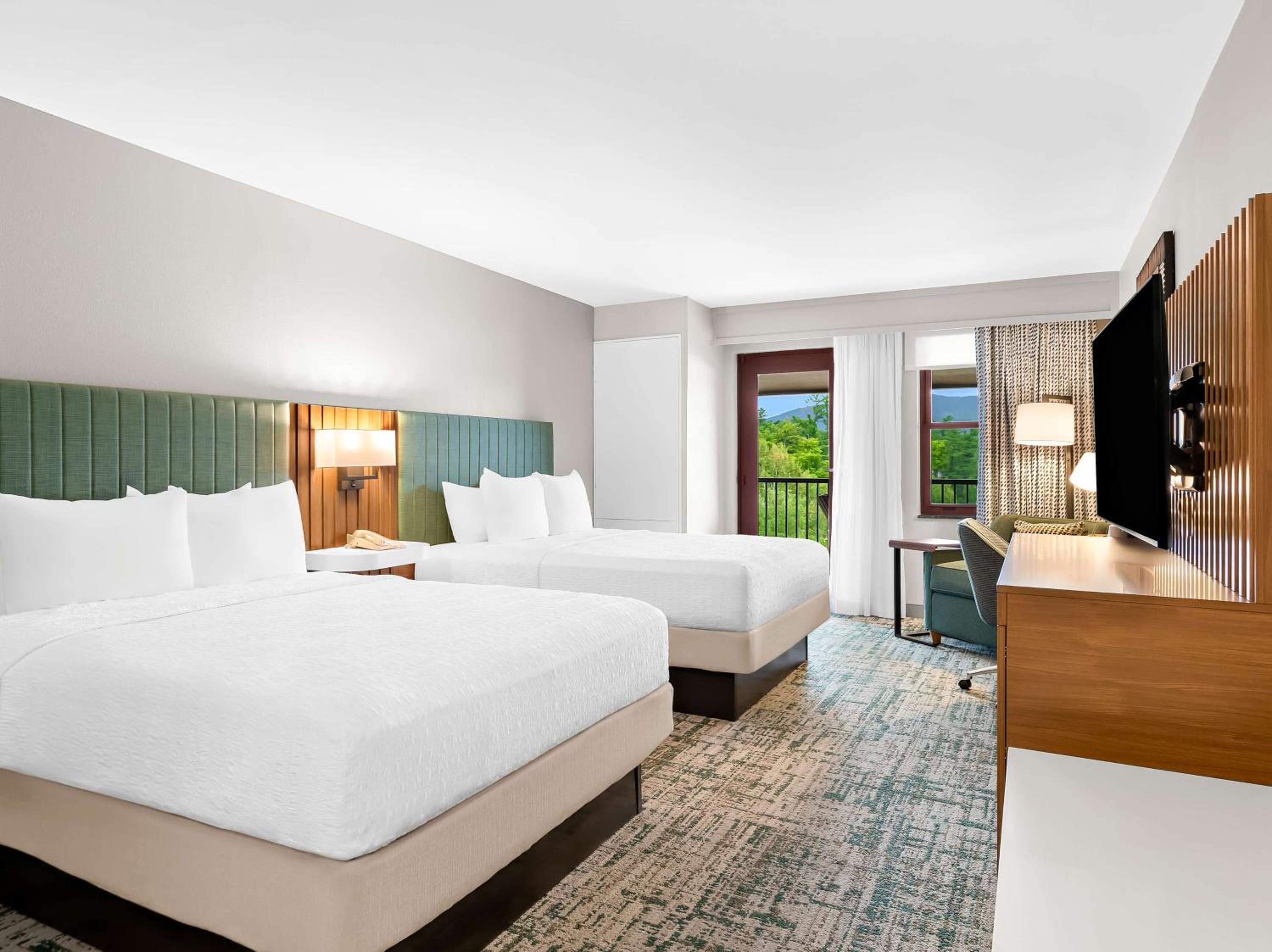 Queen Room with Two Queen Beds with Balcony photo 1