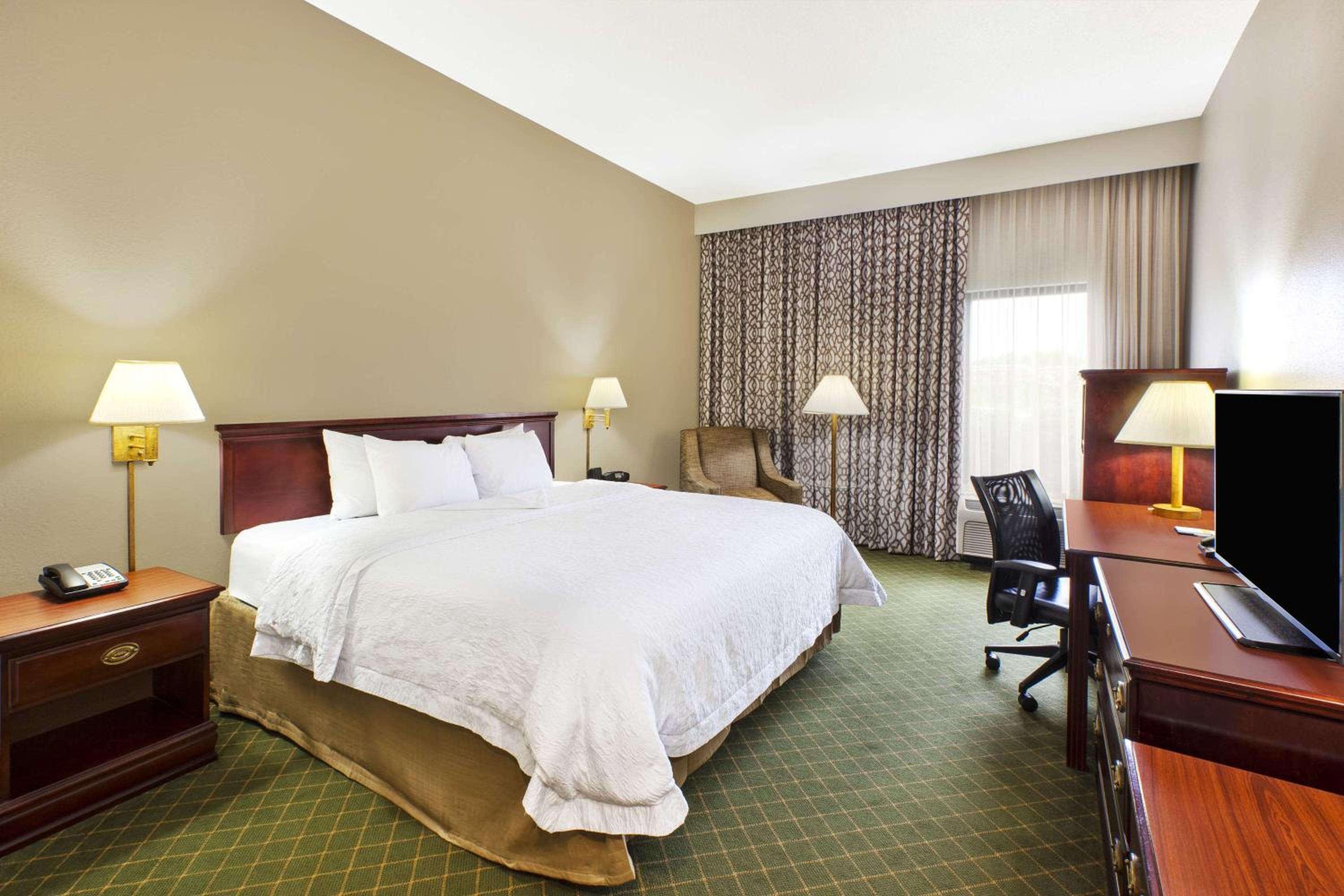King Room with King Bed - Non-Smoking