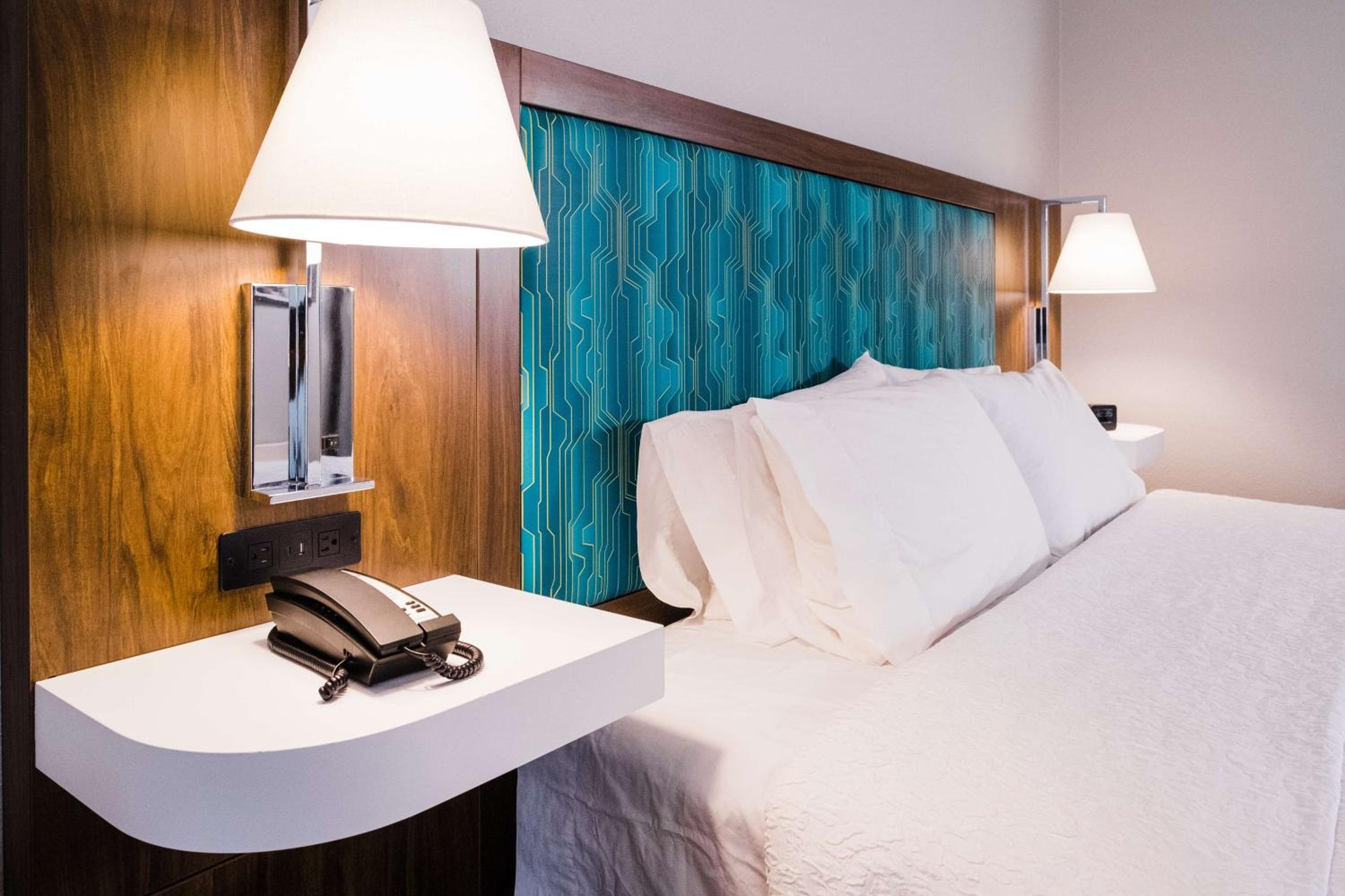King Room with King Bed - Non-Smoking - Photo 8