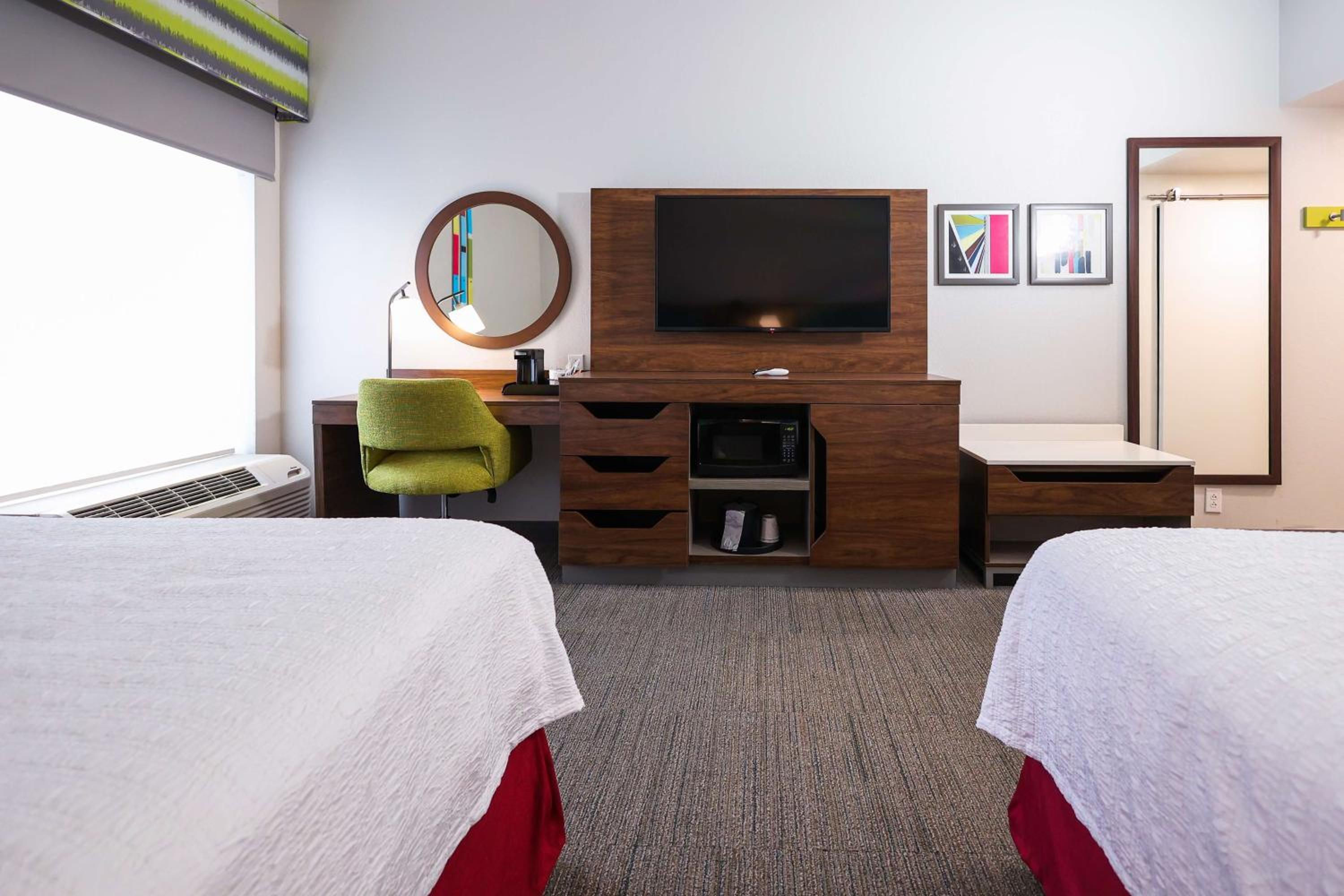 Queen Room with Two Queen Beds - Mobility Access/Non-Smoking - Photo 5