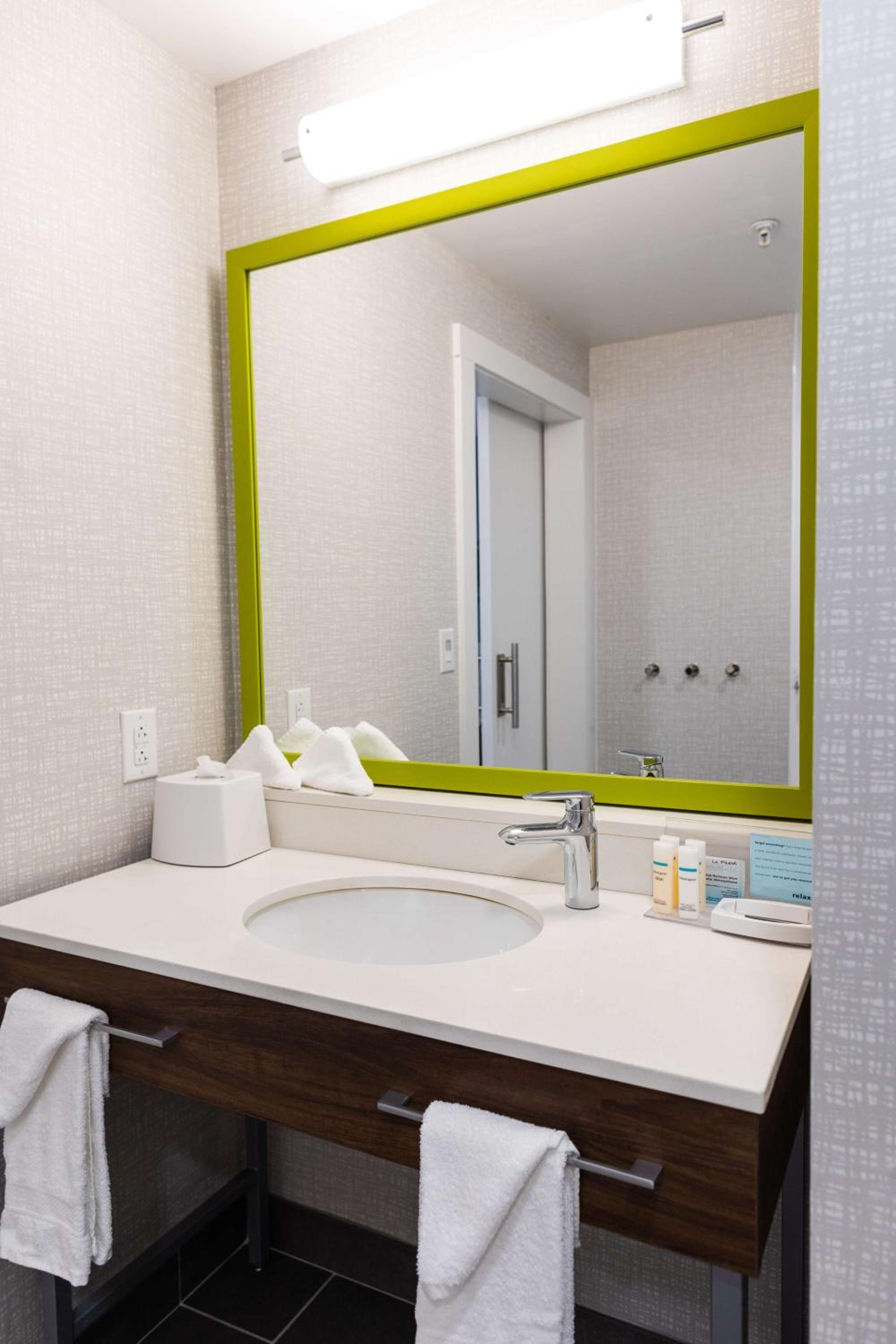 Queen Room with Two Queen Beds - Mobility Access/Non-Smoking - Photo 8