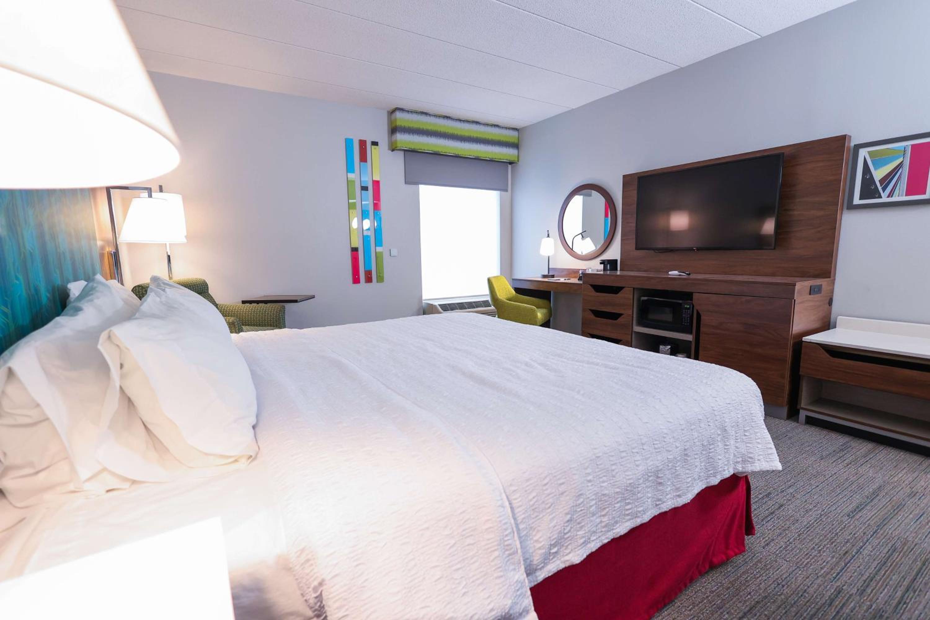 King Room with King Bed - Non-Smoking - Photo 2