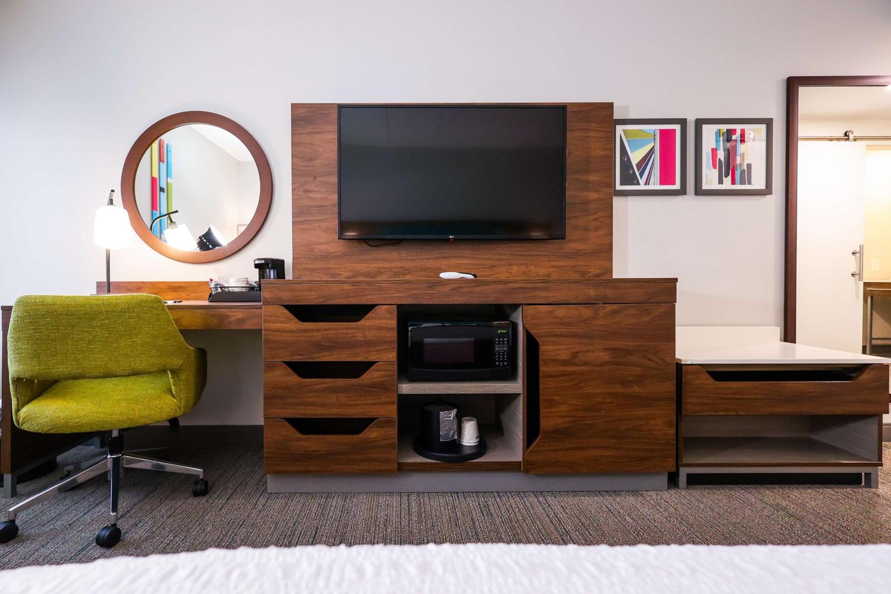 Room with Two Queen Beds - Non-Smoking - Photo 6