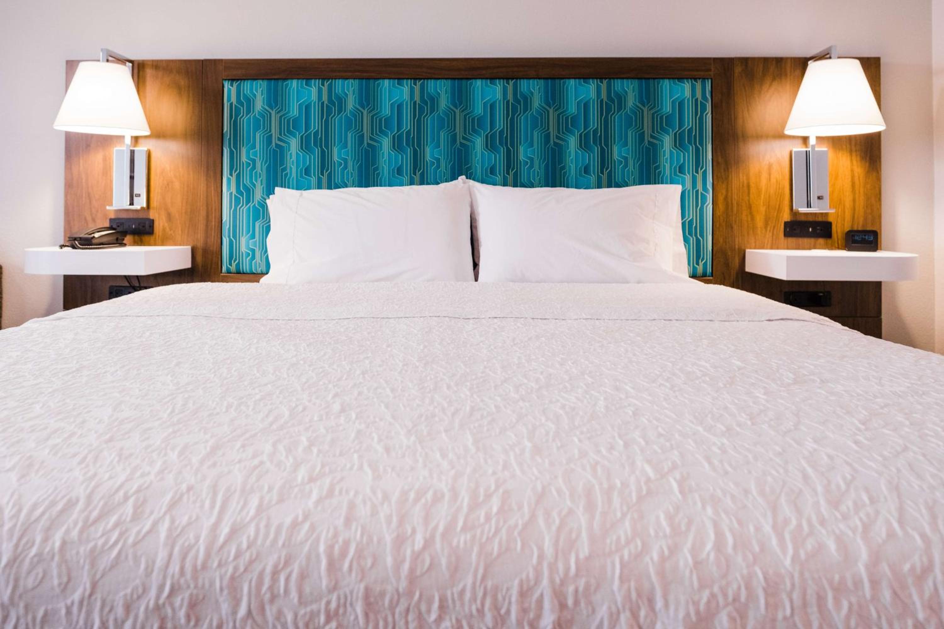 King Room with King Bed - Non-Smoking - Photo 9
