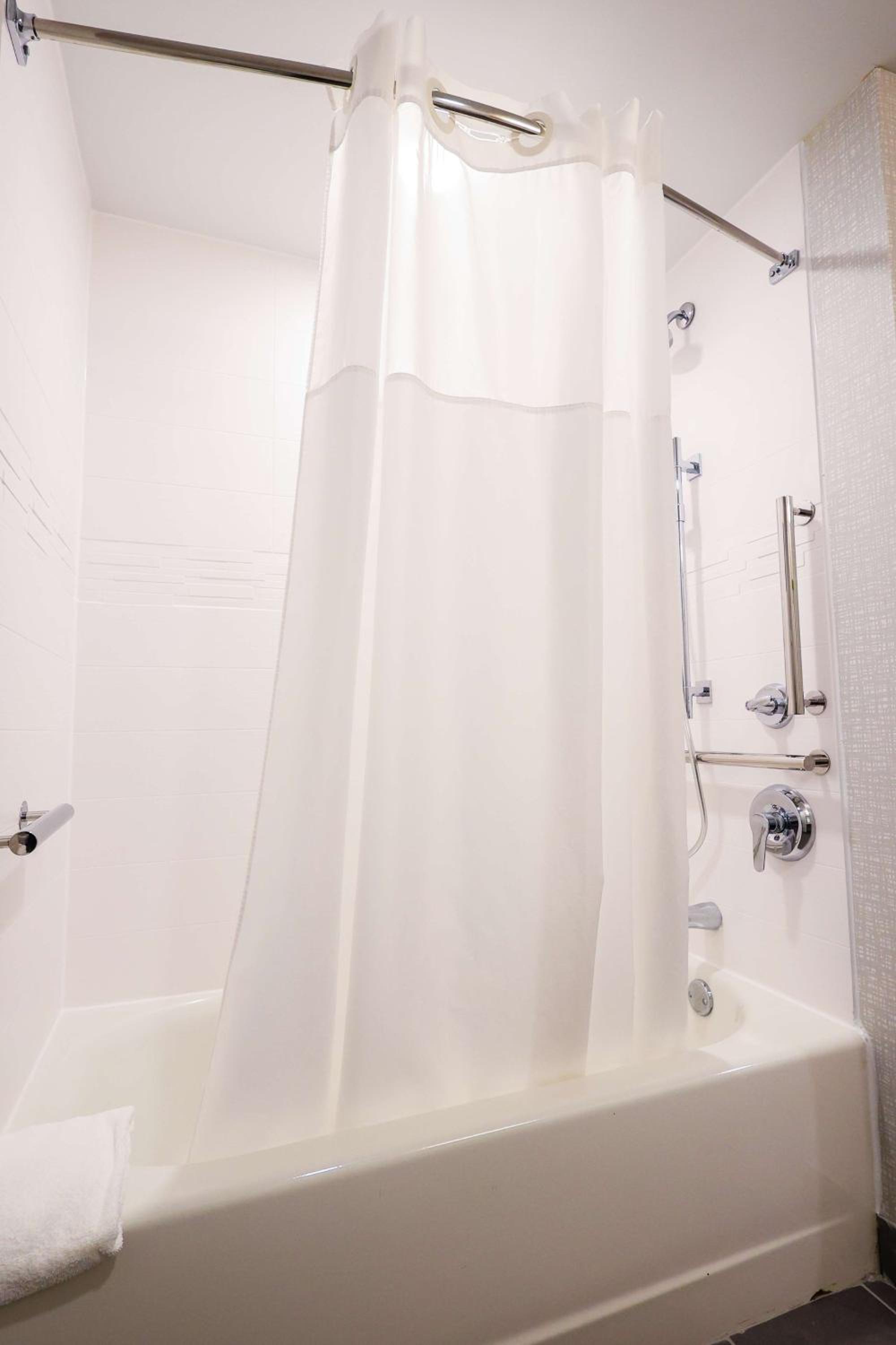 Queen Room with Two Queen Beds - Mobility Access/Non-Smoking - Photo 9