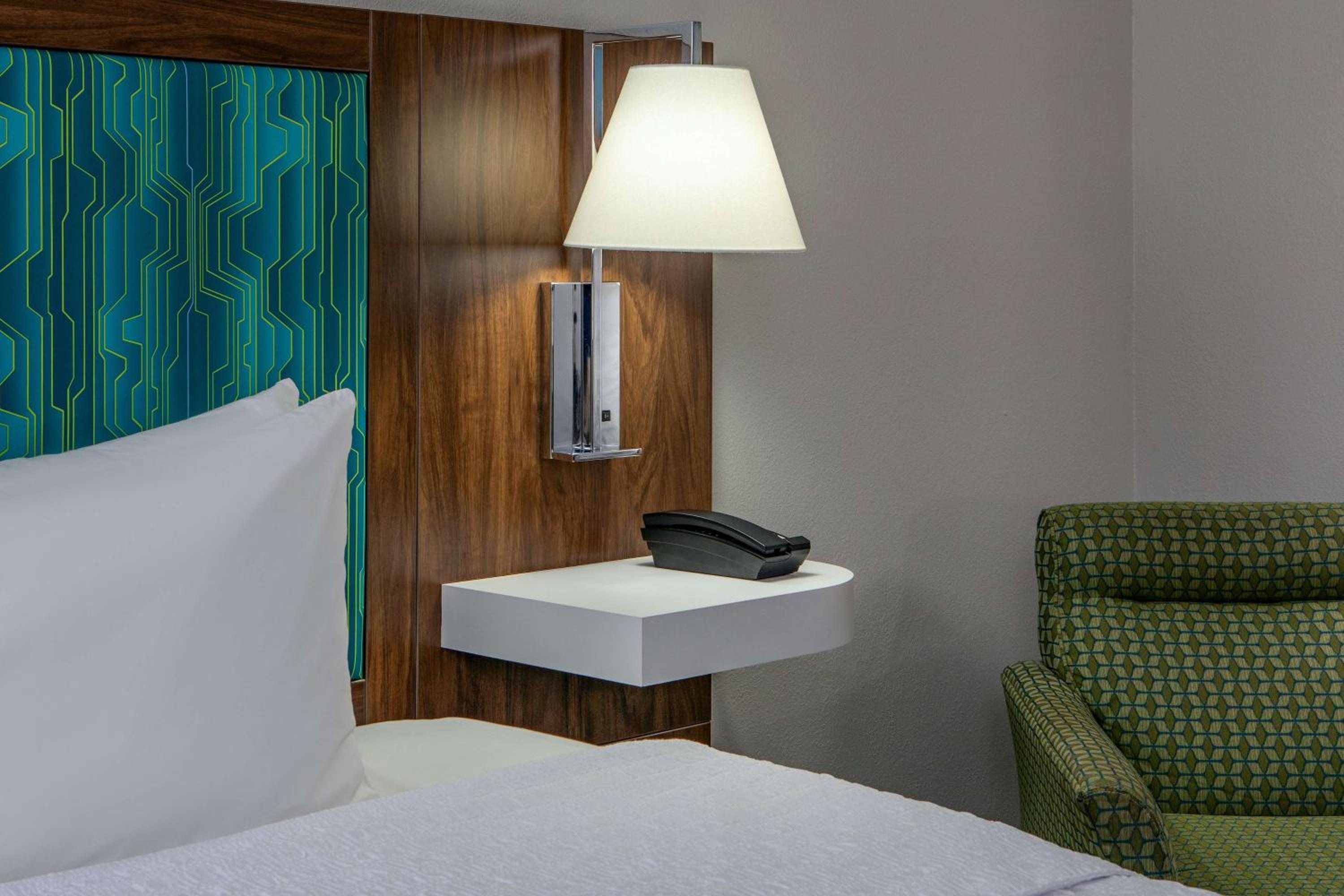 King Room with King Bed - Non-Smoking - Photo 3