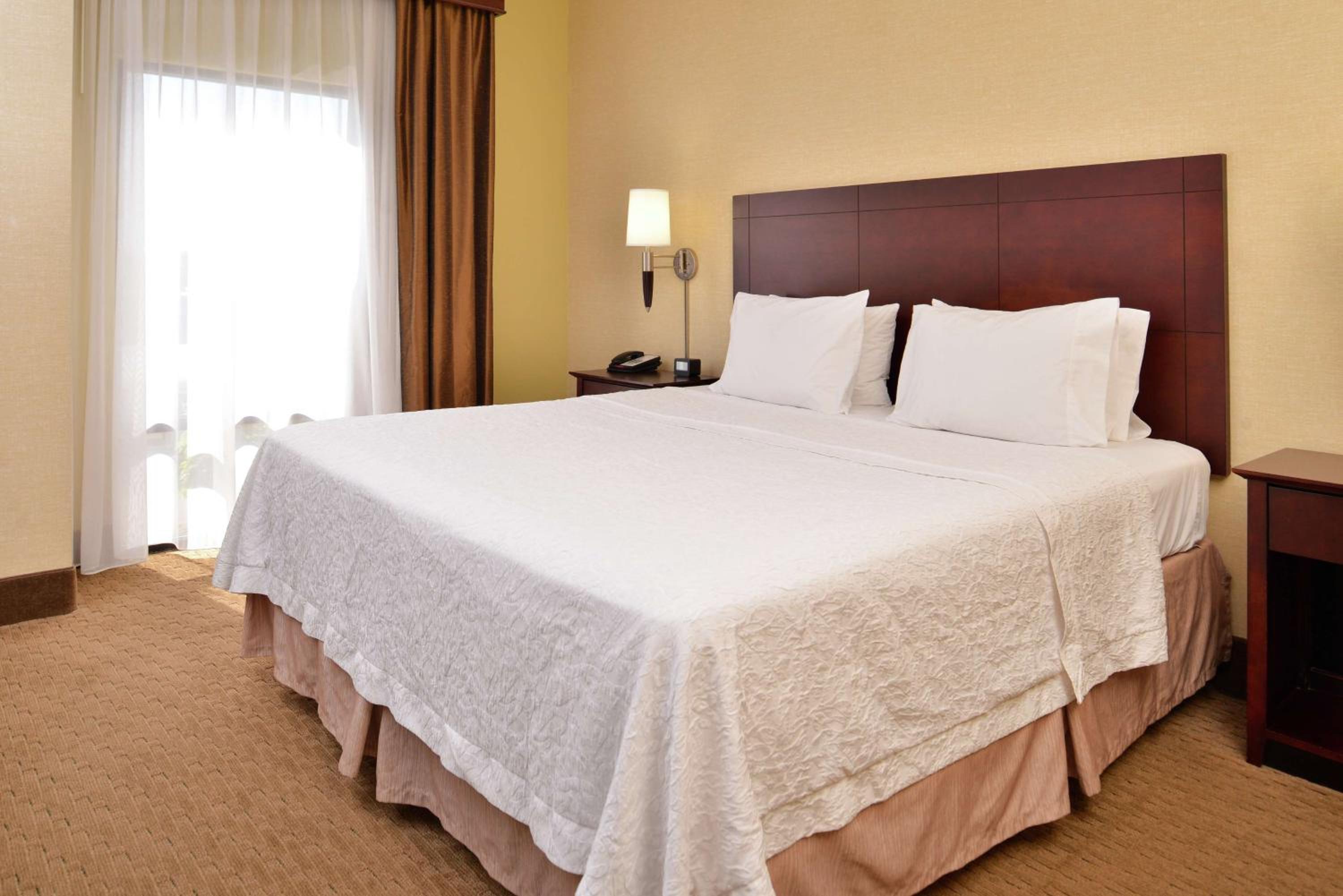 Deluxe King Room with Sofa Bed - Non-Smoking - Photo 1