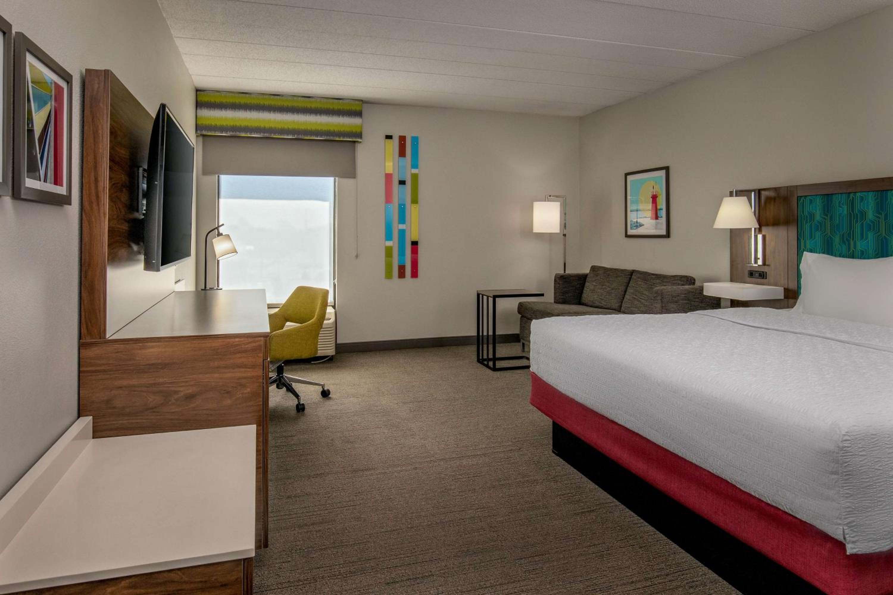 King Room with King Bed - Non-Smoking - Photo 7