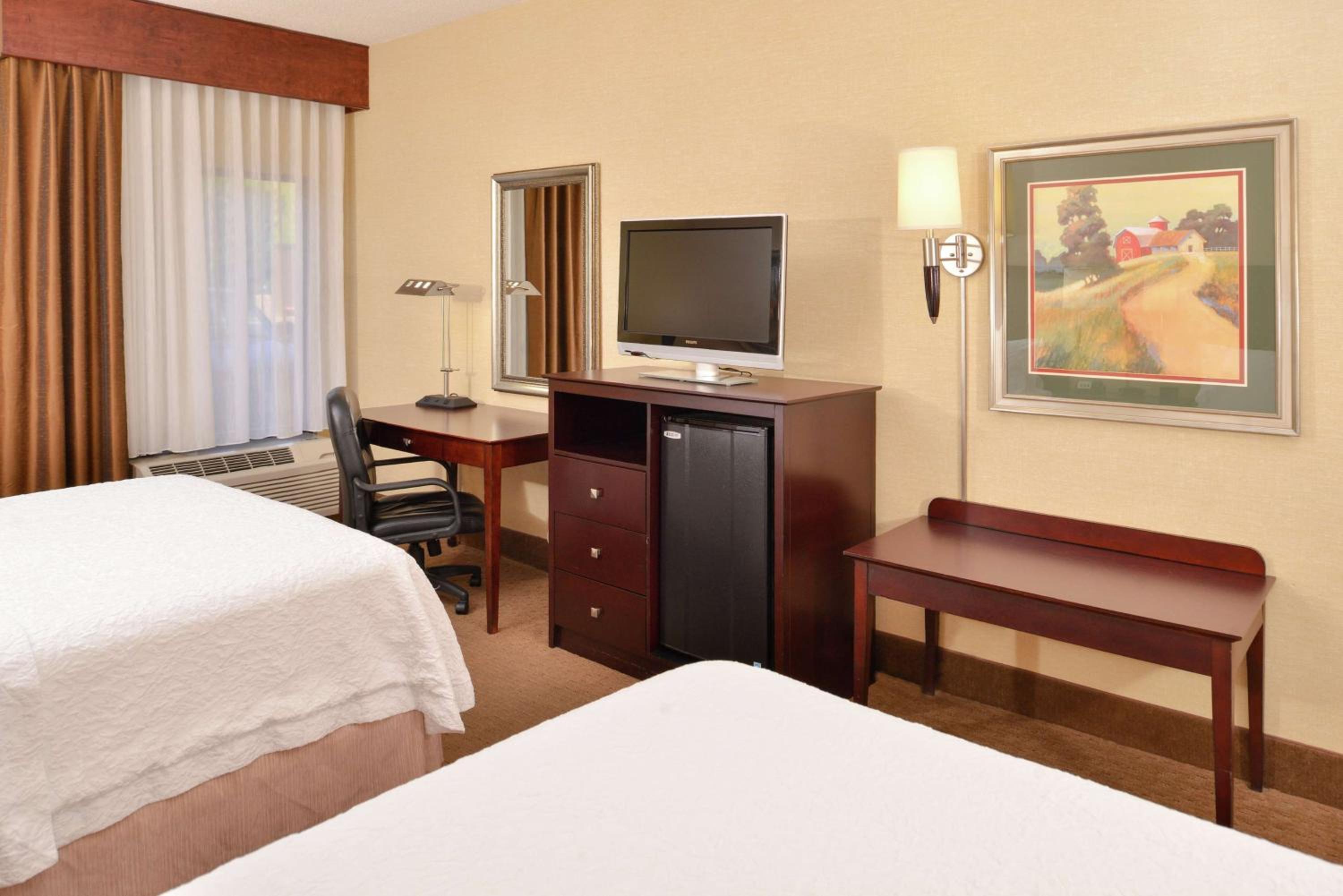 Room with Two Queen Beds - Non-Smoking - Photo 2