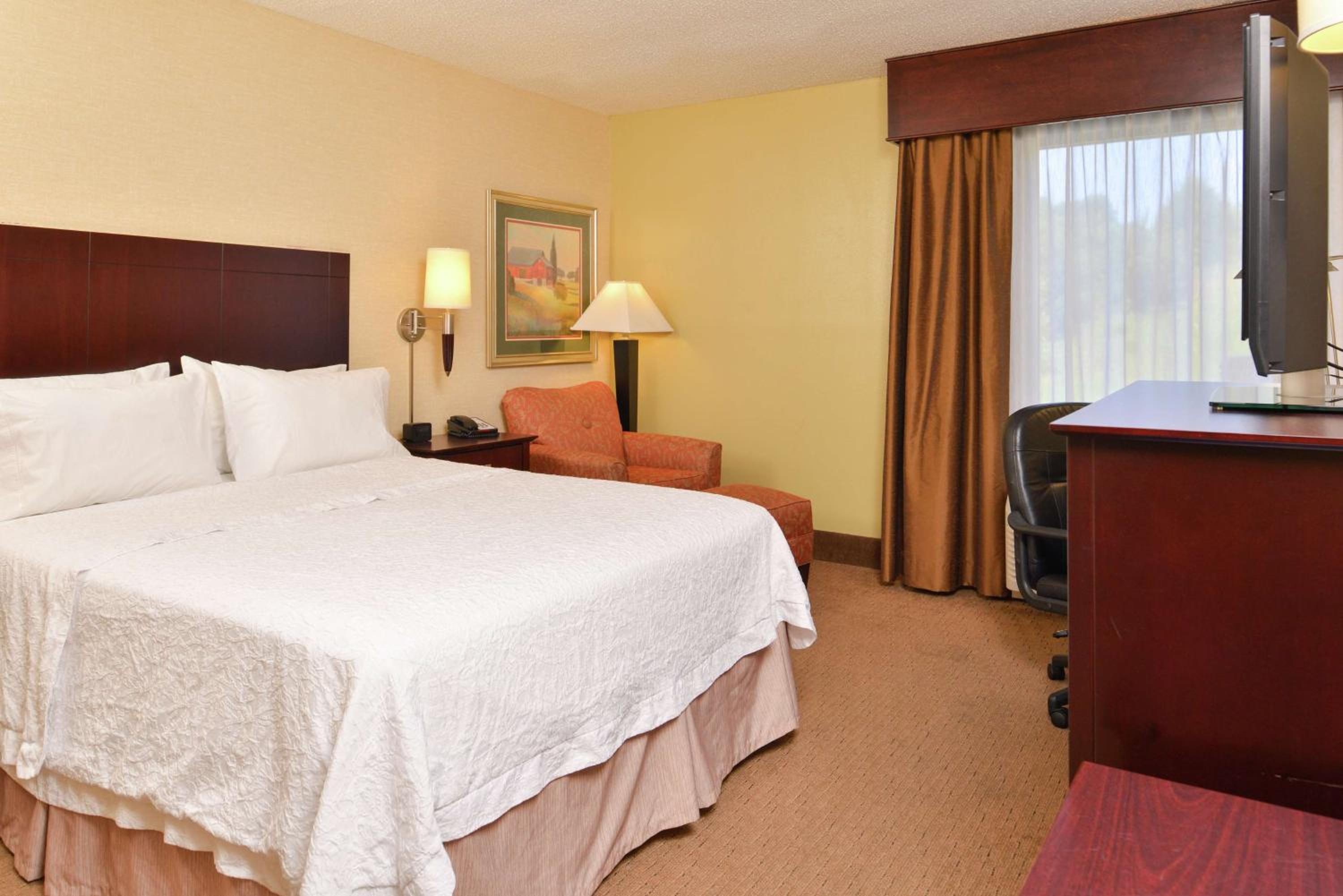 King Room with King Bed - Non-Smoking - Photo 1