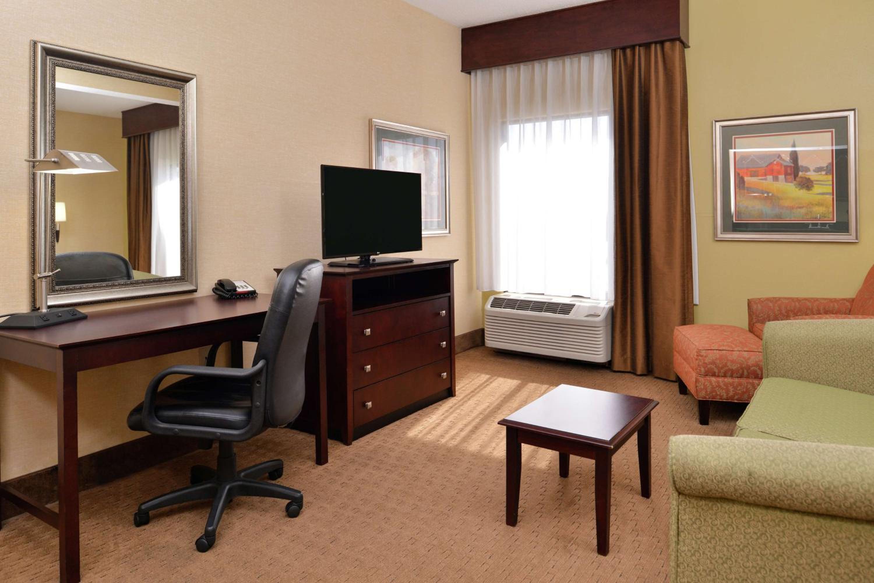 Deluxe King Room with Sofa Bed - Non-Smoking - Photo 2